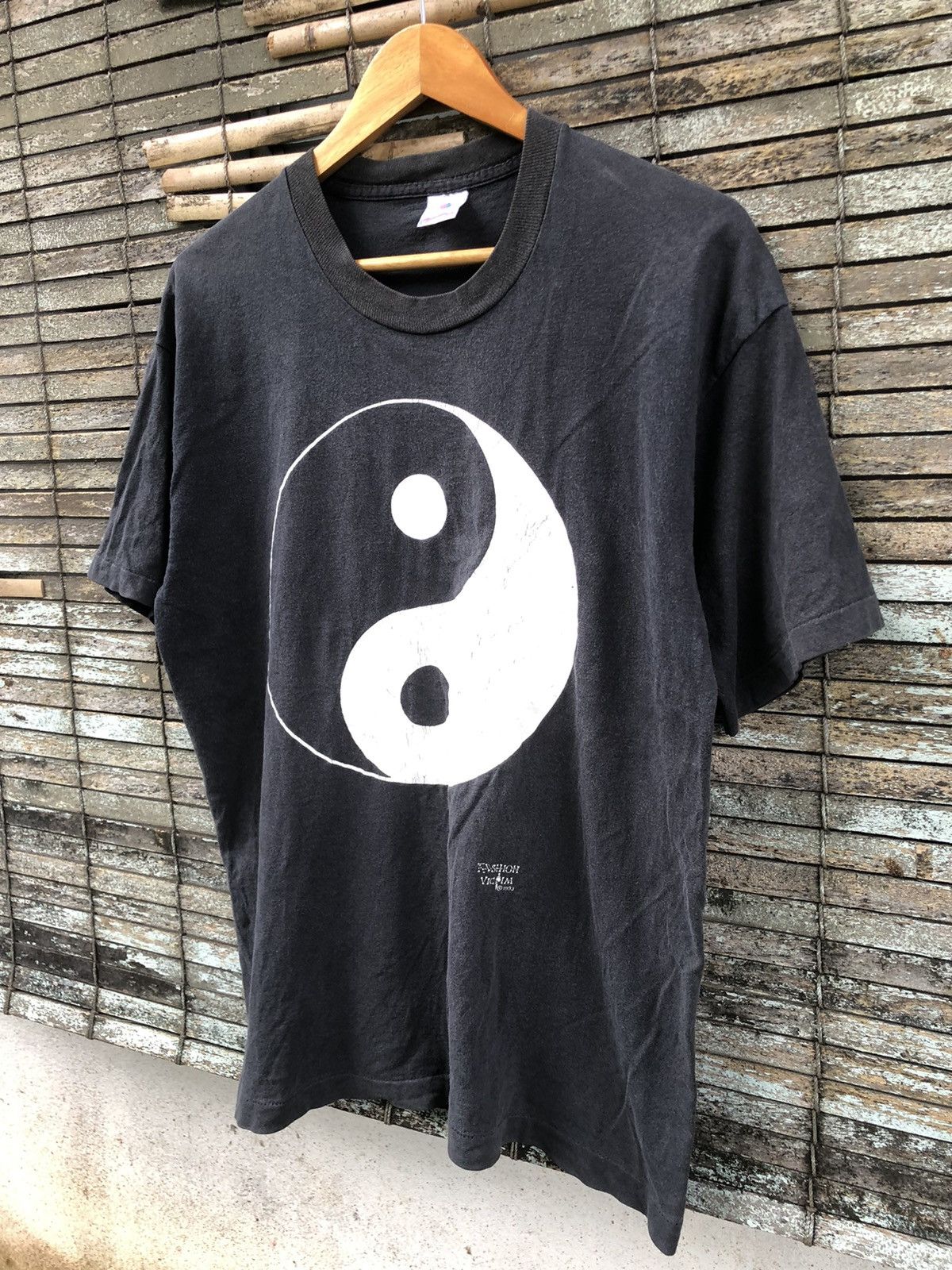 Vintage 💥Vintage💥Fashion Victim Ying And Yang Big Logo Faded Tee Size US L / EU 52-54 / 3 - 4 Thumbnail