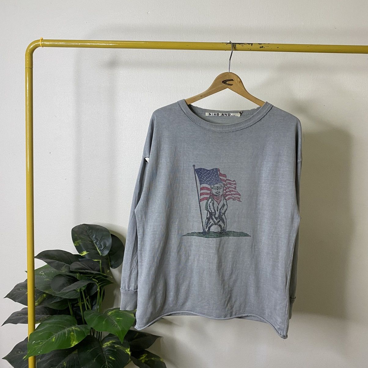 Japanese Brand Niko And ... Bear USA Flag Washed Grey LS T Shirt Size US M / EU 48-50 / 2 - 1 Thumbnail