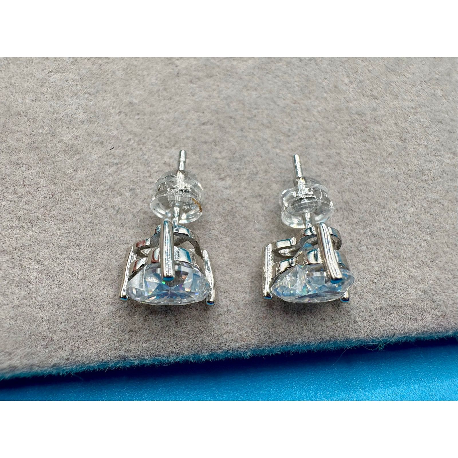 Jewelry 6CTW VVS1 D Graded Moissanite Heart Earrings in AU750 Size ONE SIZE - 8 Thumbnail