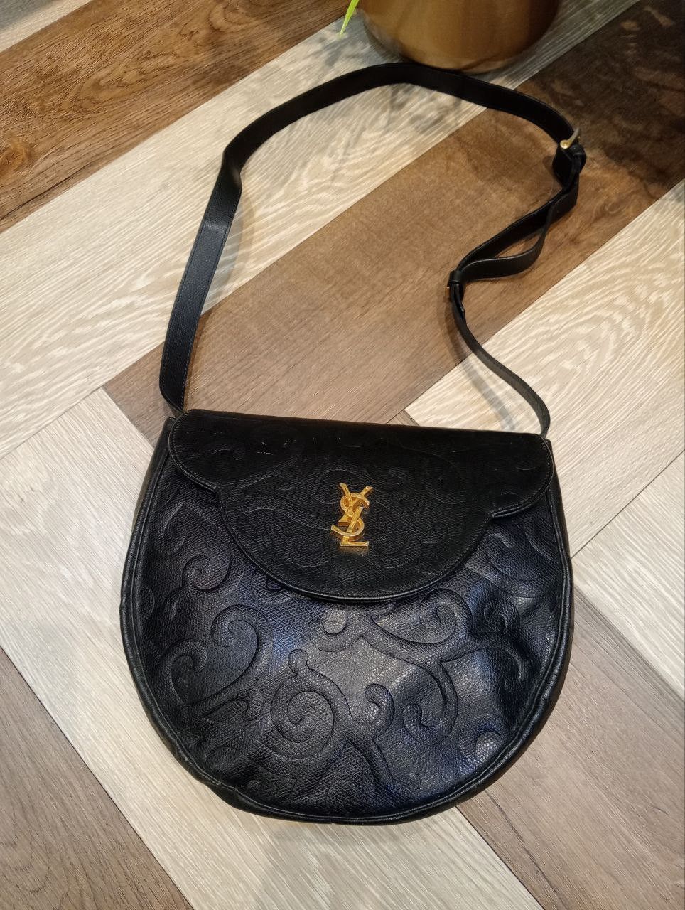 Yves Saint Laurent YVES SAINT LAURENT BLACK LEATHER ARABESQUE SHOULDER BAG Size ONE SIZE - 15 Thumbnail