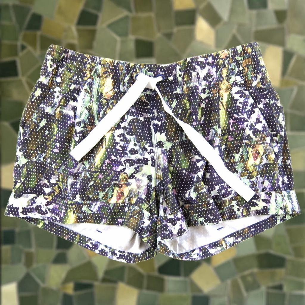 Lululemon Lululemon Grey Purple Camouflage Stretch Pocket Gym Run Workout Short Woman M/6 Size 28" / US 6 / IT 42 - 1 Thumbnail