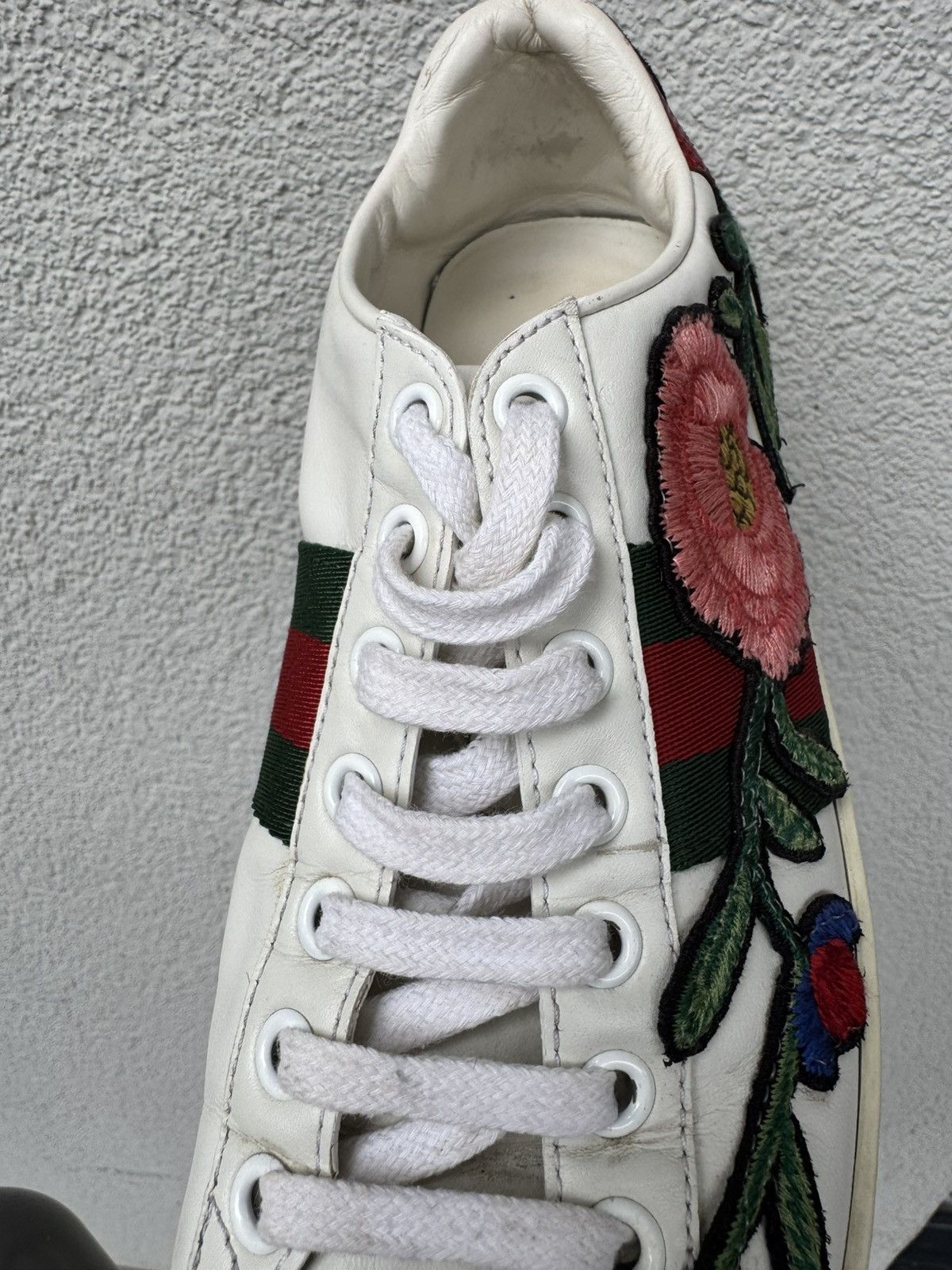 Gucci Gucci Authentic White Floral sneakers Size 36 Size US 6 / IT 36 - 14 Thumbnail