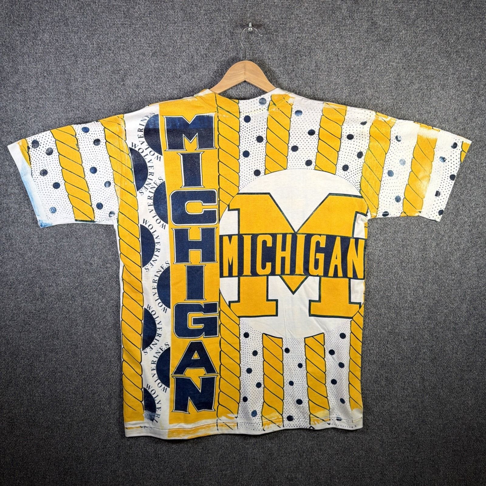 NCAA Vintage Michigan Wolverines Shirt Mens XL White 90s NCAA AOP Size US XL / EU 56 / 4 - 7 Thumbnail