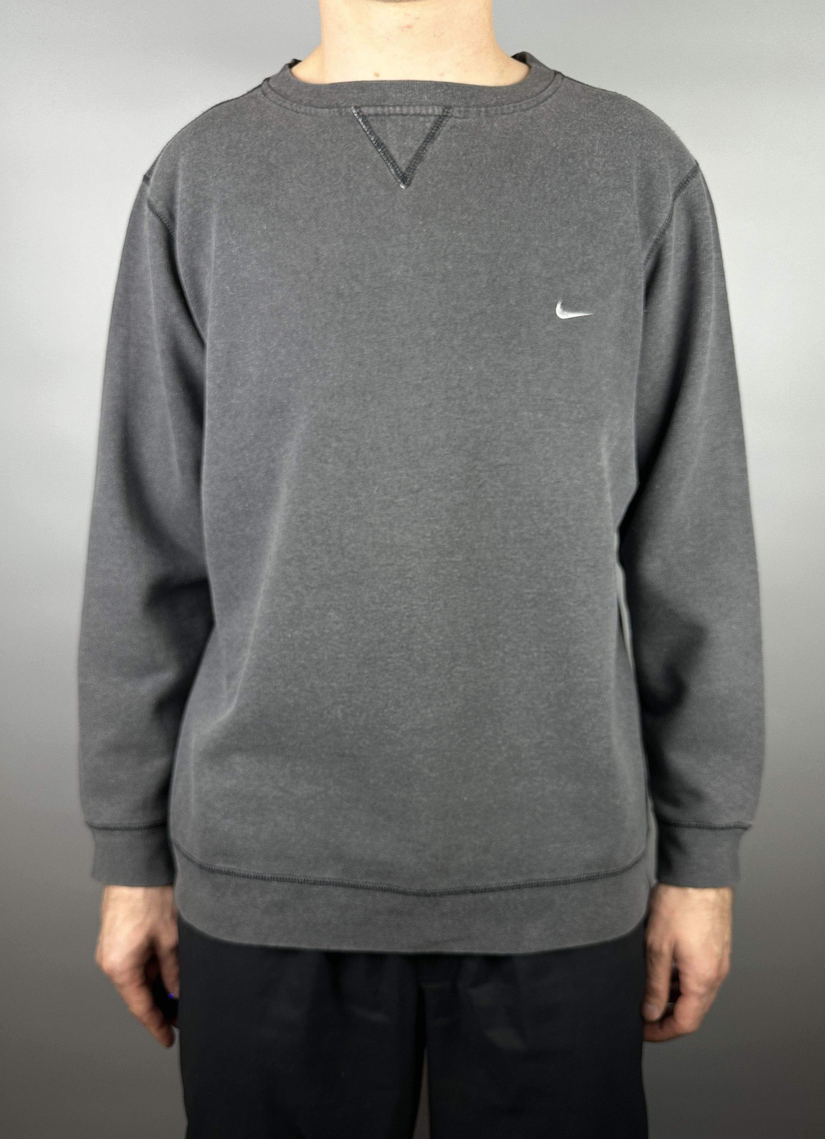 Nike 90s Vintage Nike Mini Logo Sweatshirt Crewneck Y2K Center Size US M / EU 48-50 / 2 - 2 Thumbnail