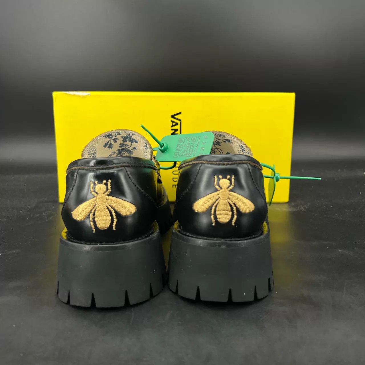 Gucci Gucci Bee Embroidered Loafer 37.5 2-3 wears near new Size US 7 / IT 37 - 4 Thumbnail