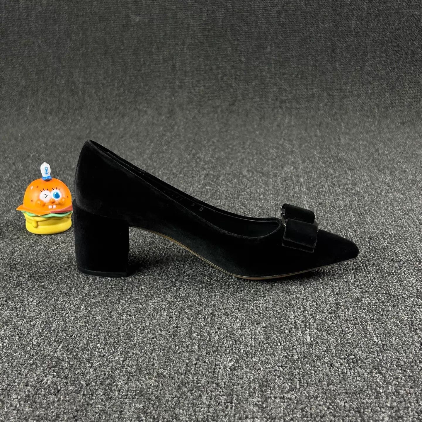 Salvatore Ferragamo Ferragamo Women's Black Bow Block Heel Pump 35 Size US 4.5 / IT 34.5 - 4 Thumbnail