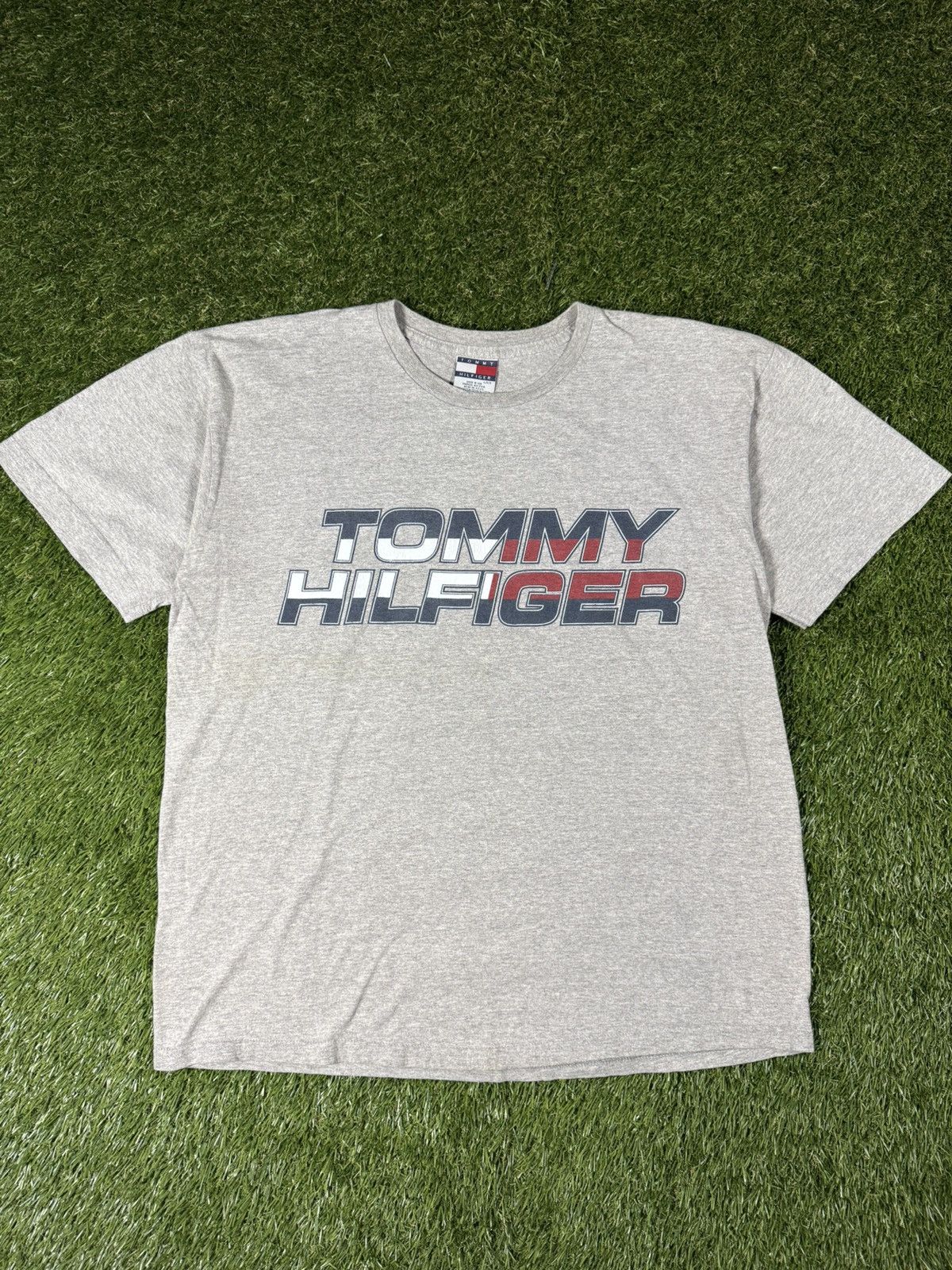 Tommy Hilfiger Vintage 90s Boxy Tommy Hilfiger Essential Fall Spell Out Tee Size US L / EU 52-54 / 3 - 1 Thumbnail