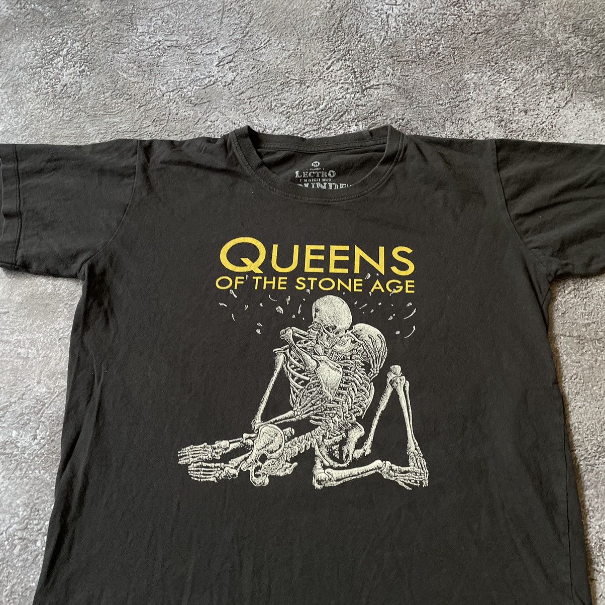 Vintage Vintage Y2K Queens Graphic Tee Faded Black Goth Wide Leg M Size US M / EU 48-50 / 2 - 5 Thumbnail