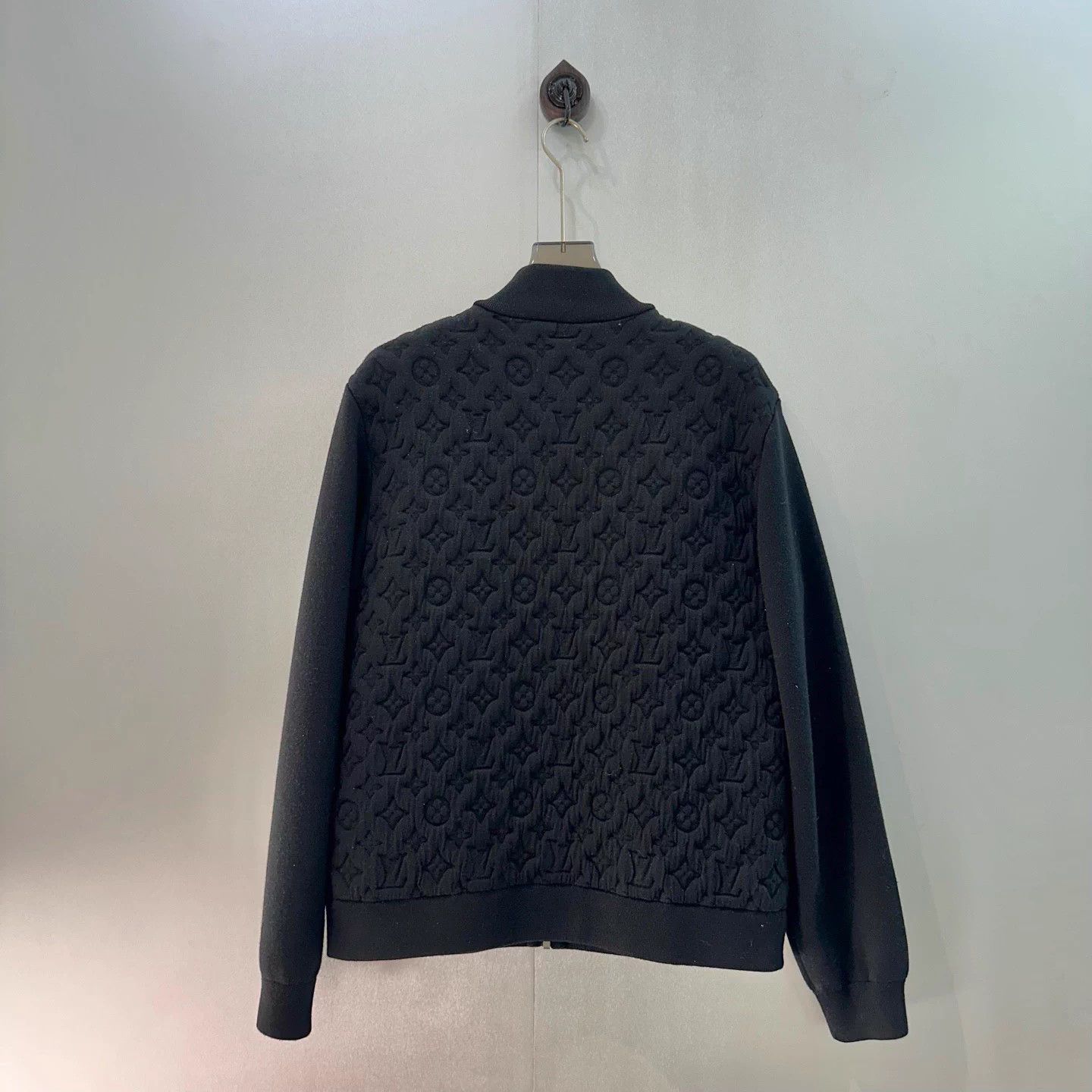 Louis Vuitton Louis Vuitton New Embossed Allover Puffer L 99N Beijing Size US L / EU 52-54 / 3 - 3 Thumbnail