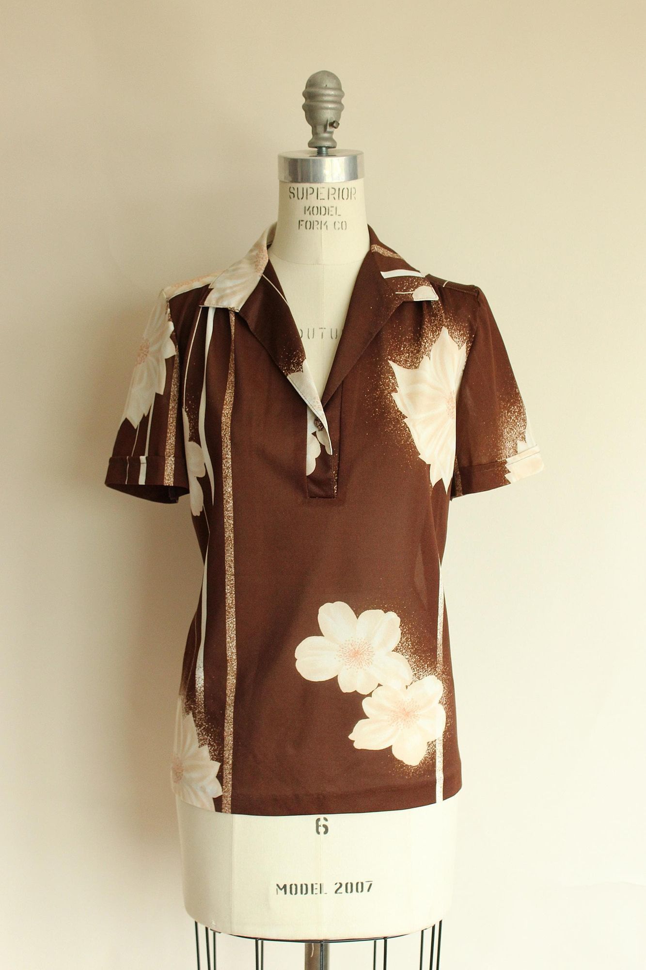 Vintage Vintage 1970s Blouse, Brown and White Floral Print Nylon Sho Size M / US 6-8 / IT 42-44 - 2 Thumbnail