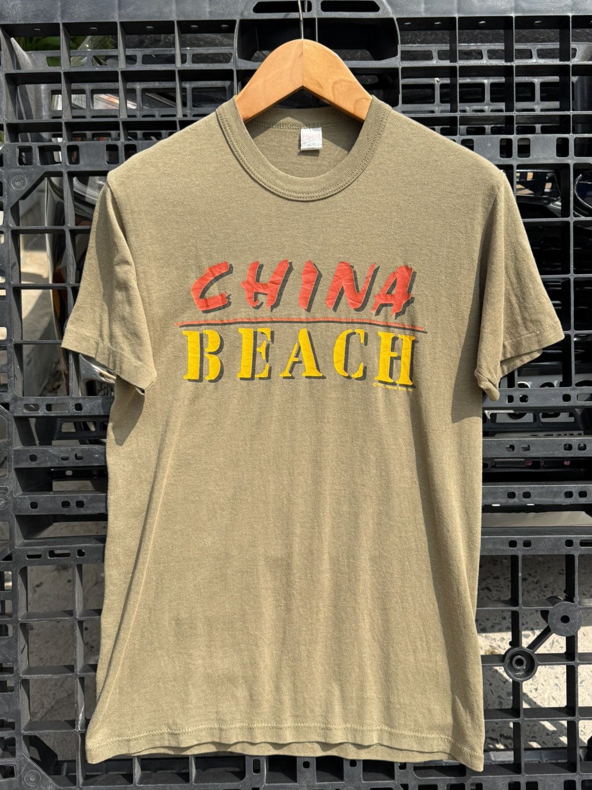 Vintage 💥Vintage China beach 1987 Tv show promo T-shirt Size US L / EU 52-54 / 3 - 1 Thumbnail