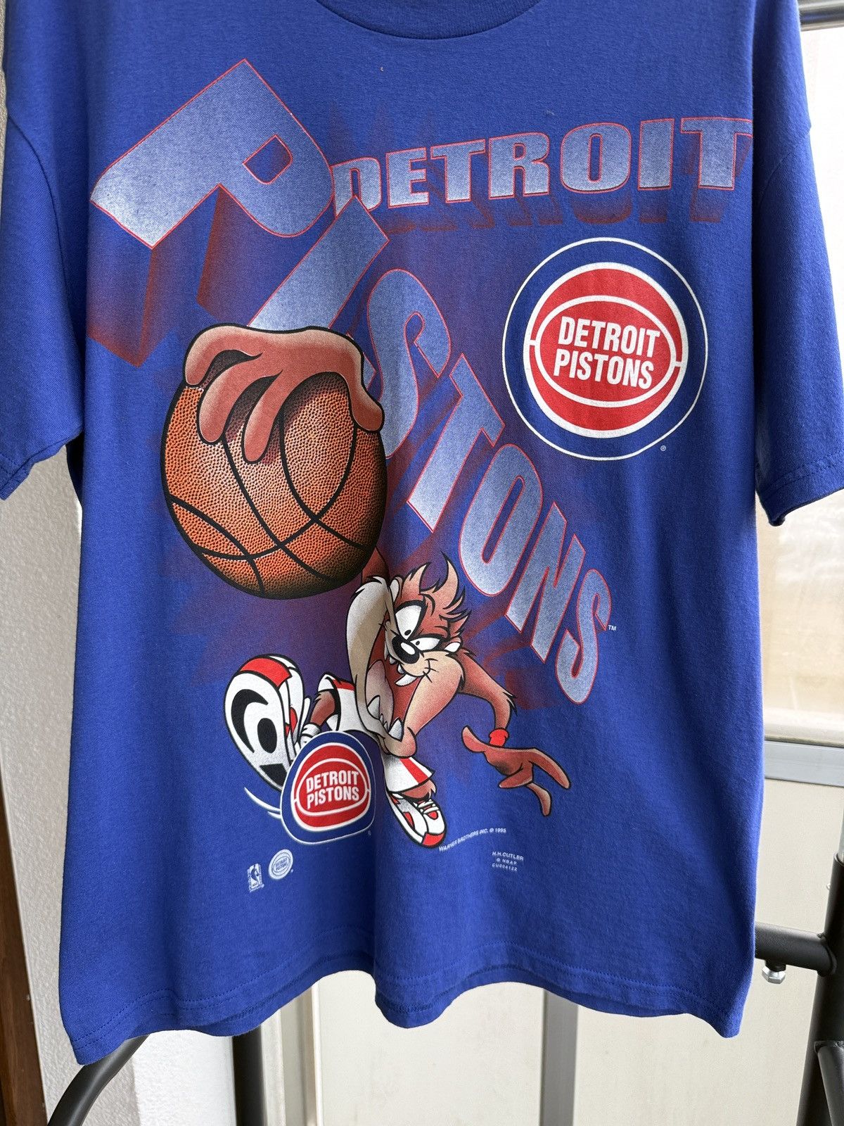Warner Bros Vintage Warner Brothers 1995 Baz Detroit Pistons T Shirt Size US L / EU 52-54 / 3 - 3 Thumbnail