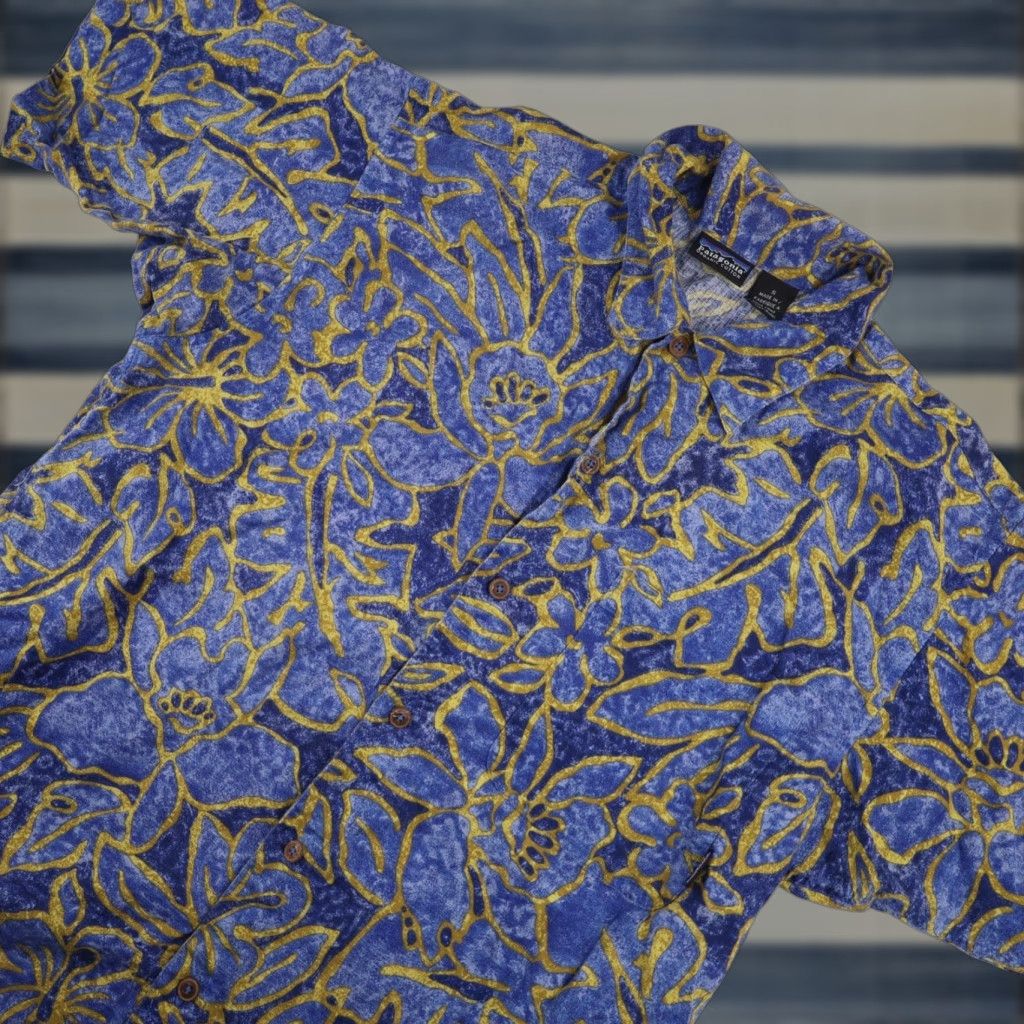 Patagonia VINTAGE Patagonia Organic Cotton Mens Small Floral Hawaiian Shirt Blue Size US S / EU 44-46 / 1 - 1 Thumbnail