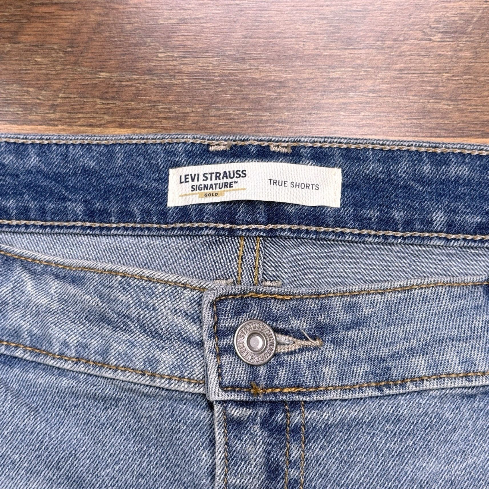 Vintage Levis Signature Gold True Shorts 20 3.5 Inseam Mid Rise Stretch 35W Denim Blue Womens Regular Casual Vintage No Size 42" / US 20 - 4 Thumbnail