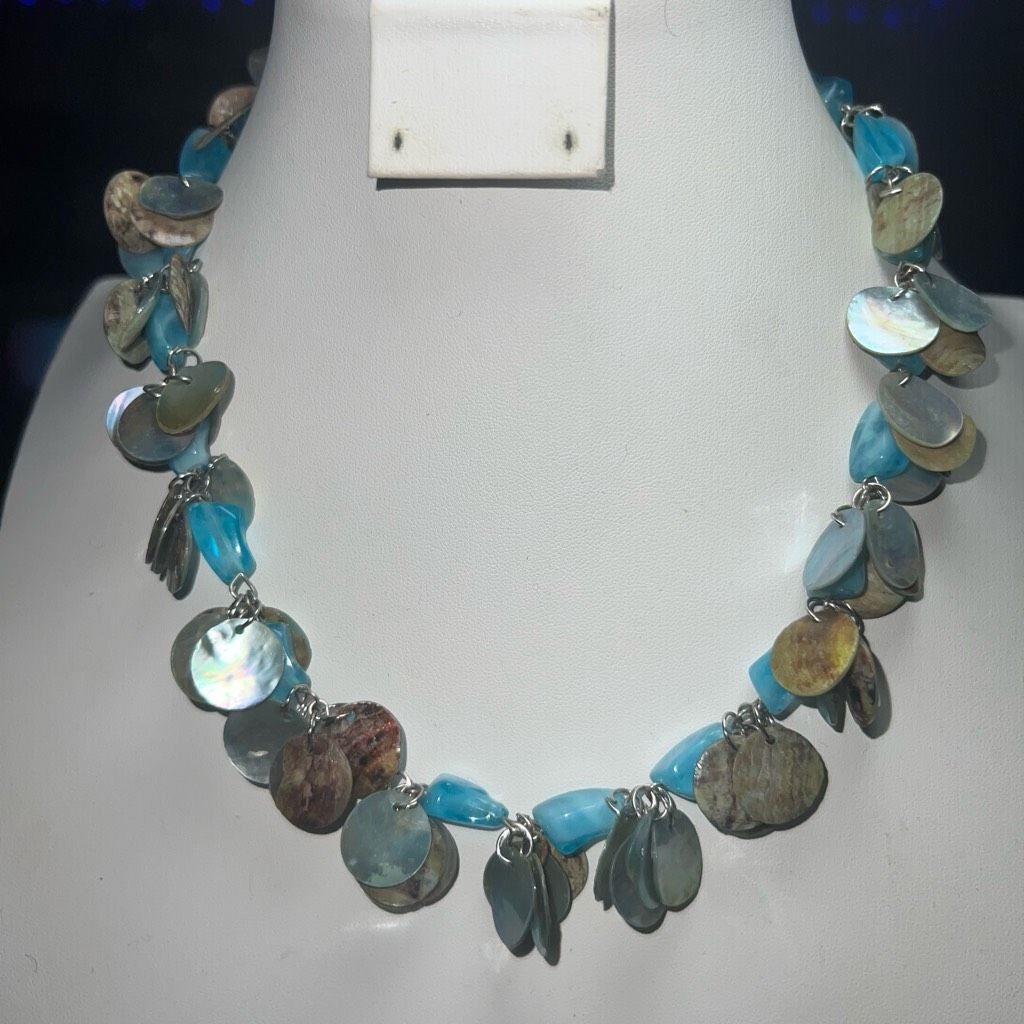 Vintage Vintage Mother of Pearl and Blue Resin Acrylic Necklace Size ONE SIZE - 6 Thumbnail