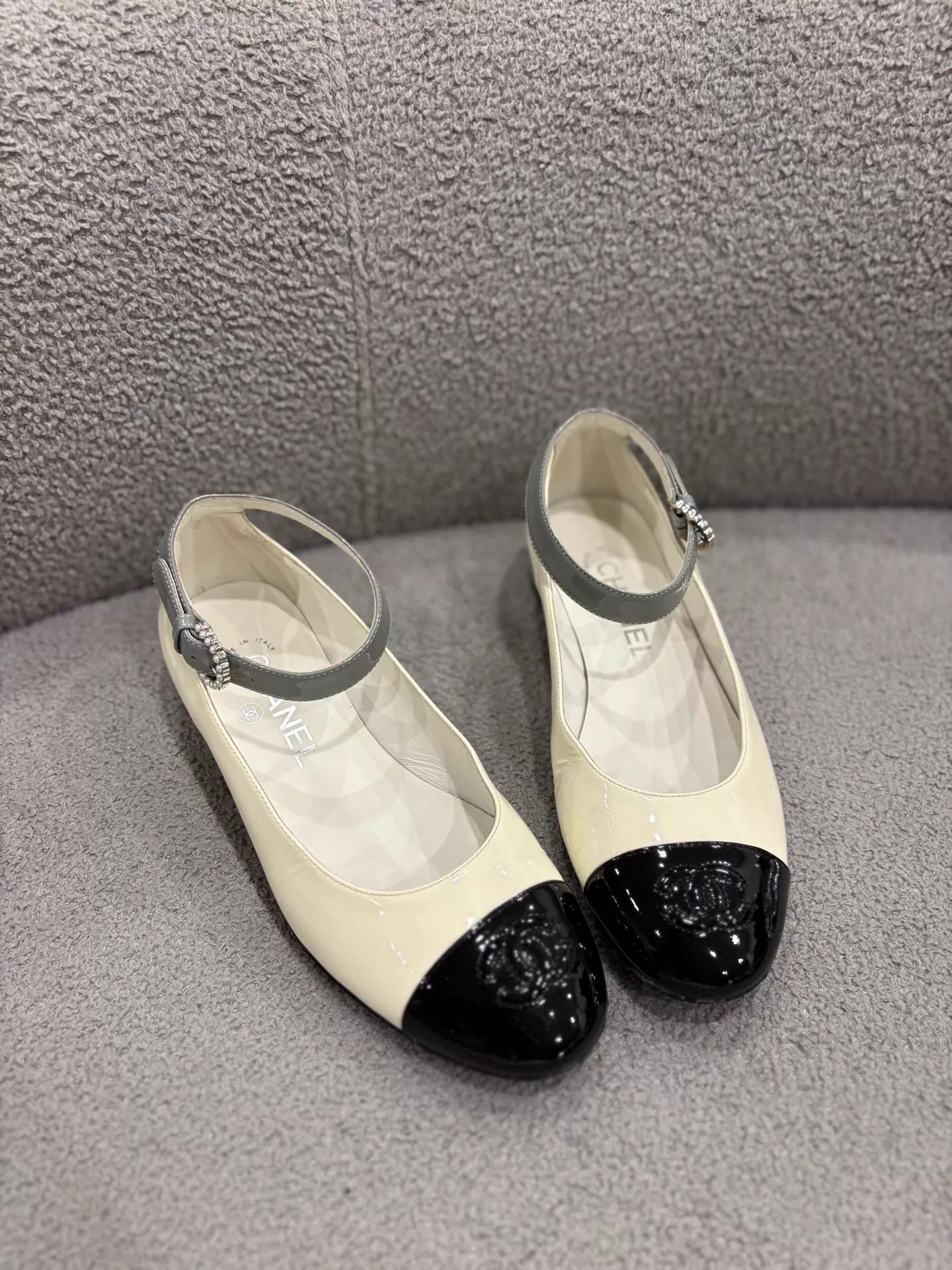 Chanel CHANEL panda colorblock patent ballet flats 98new 35.5 Size US 5 / IT 35 - 1 Thumbnail