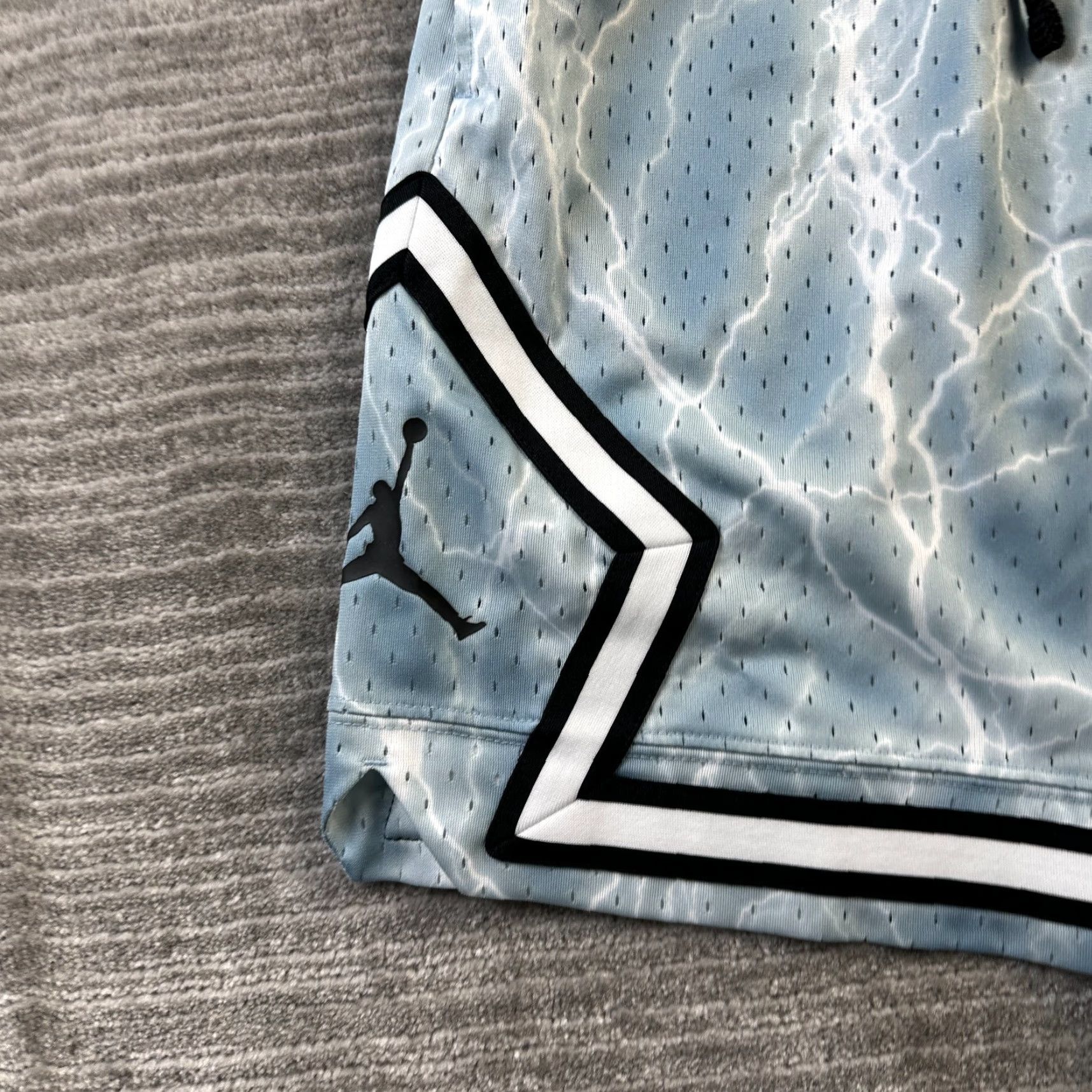 Jordan Brand Jordan Shorts Mens Small Blue Lightning Diamond Basketball Jumpman Logo Shorts Size US 29 - 3 Thumbnail