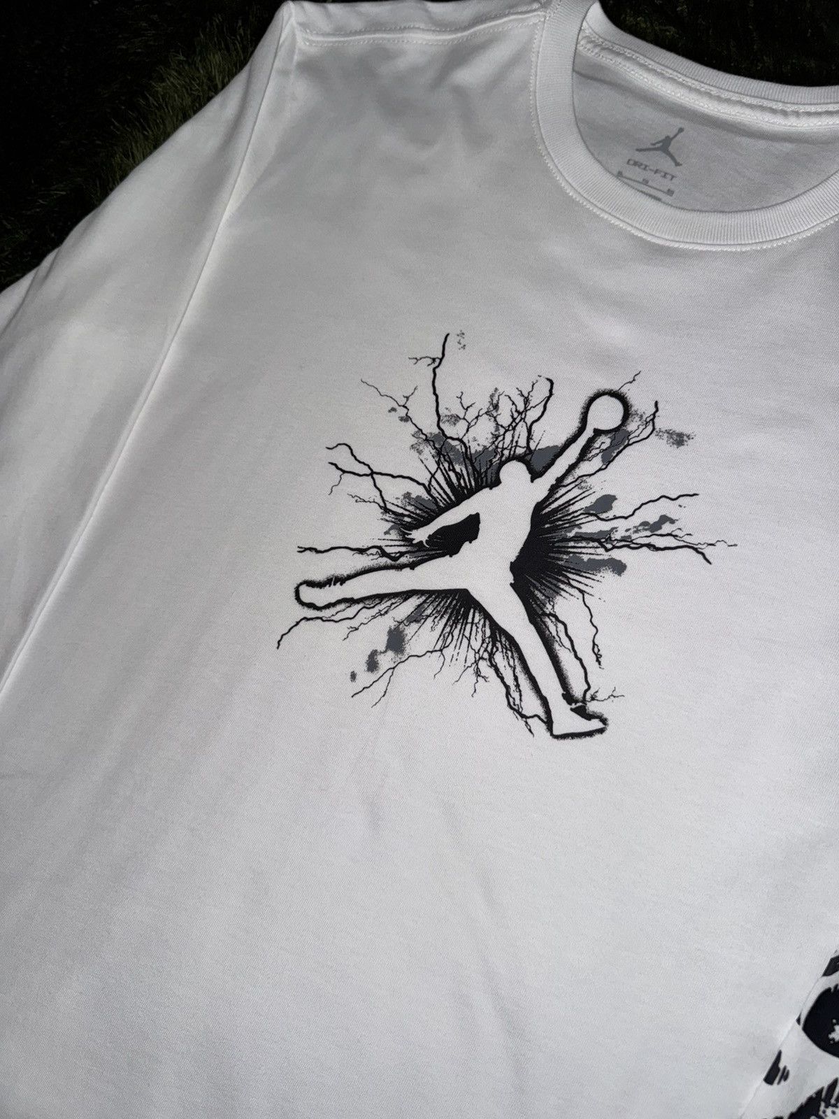 Jordan Brand [XL] Jordan Dri-FIT Sports Graphic Longsleeve White Size US XL / EU 56 / 4 - 2 Thumbnail