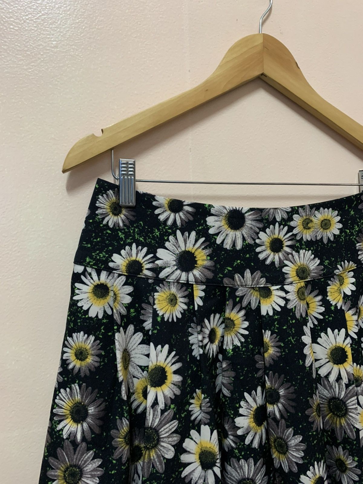 Moschino Moschino Cheap & Chic - S/S’10 - Daisy Flower Mini Skirt Size 28" / US 6 / IT 42 - 4 Thumbnail