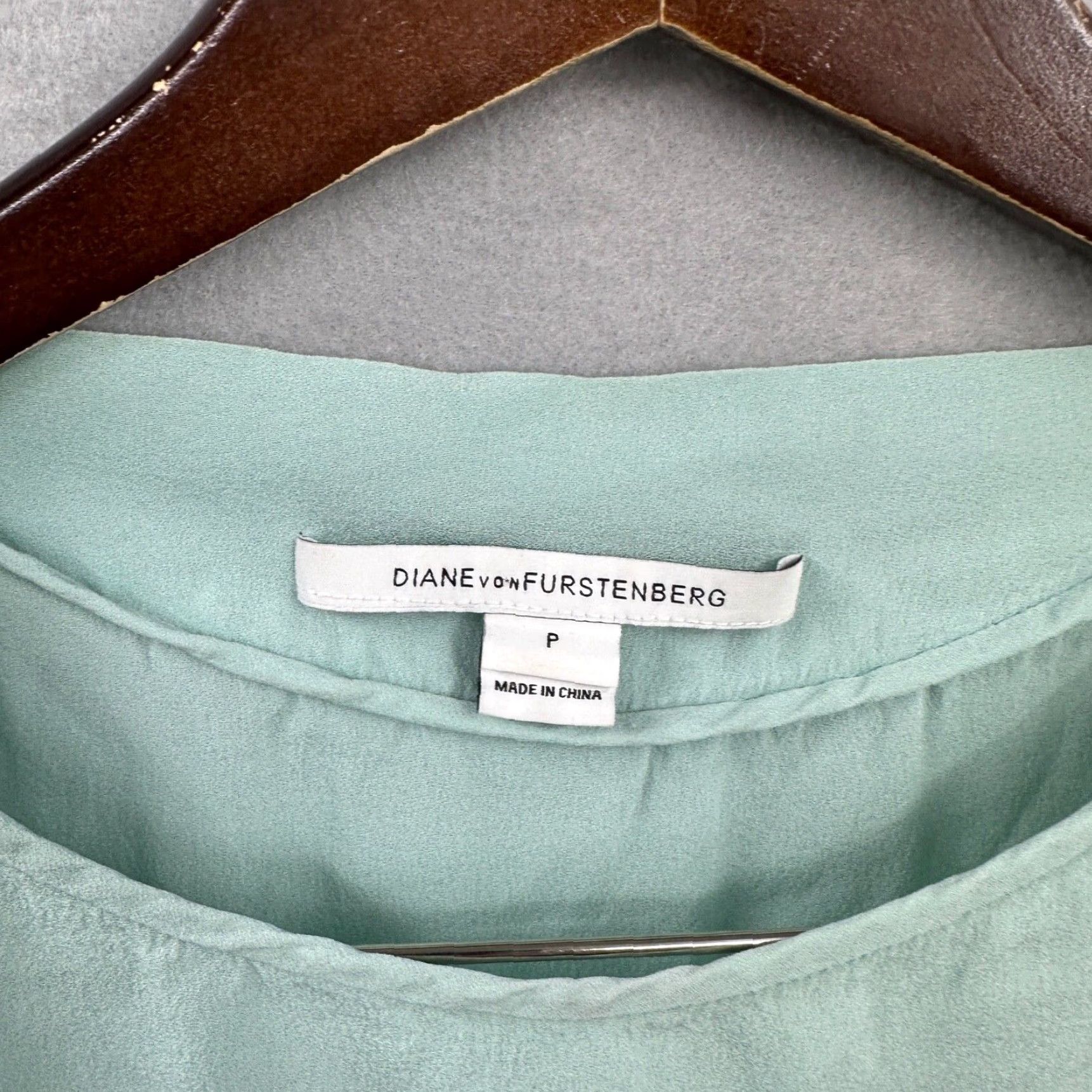 Diane von Furstenberg VINTAGE Diane von Furstenberg Blouse Womens Petite S Silk Landy 90s Green Designer Casual Women Size S / US 4 / IT 40 - 5 Thumbnail