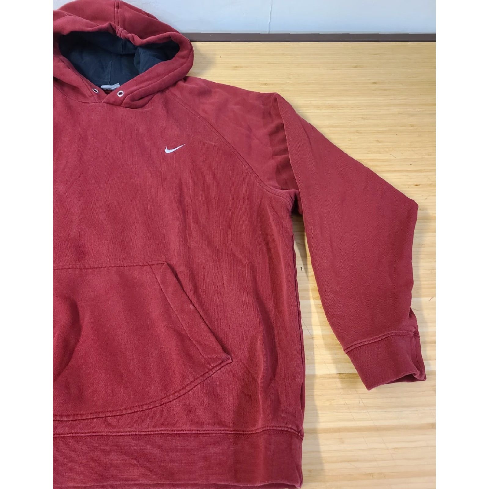 Nike VINTAGE Nike Hoodie Mens XL Red Swoosh Logo 90s Pullover Hooded Pocket Crew Neck Tonal Silver Tag Cotton Regular Size US XL / EU 56 / 4 - 2 Thumbnail