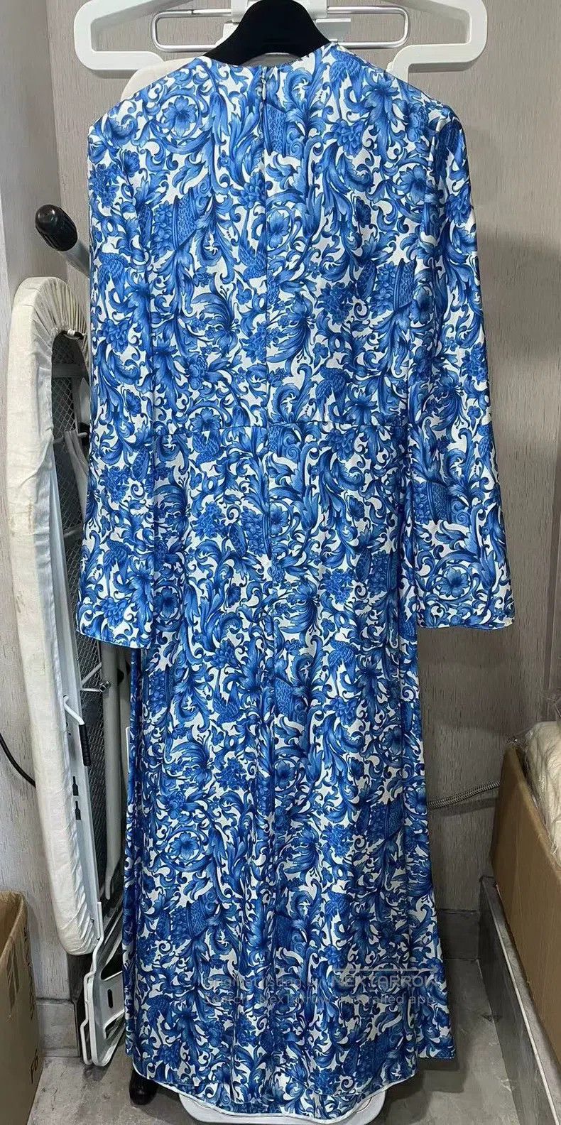 Valentino Valentino Blue and white porcelain silk dress Size L / US 10 / IT 46 - 2 Thumbnail