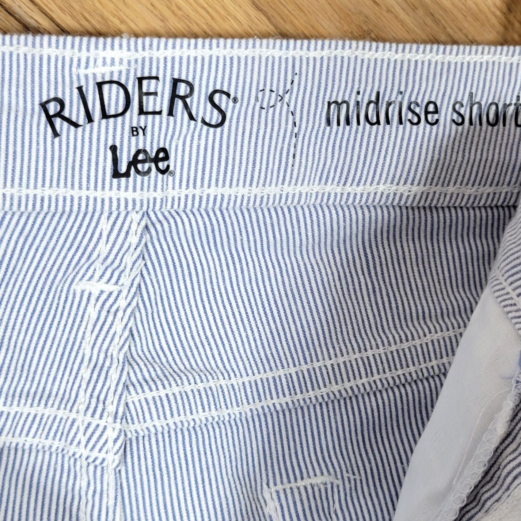 Lee Lee Womens 14 Stripe Flat Front Belt Navy White Shorts - Casual Chino Pattern Multicolor 14 Regular XS? Size 36" / US 14 / IT 50 - 5 Thumbnail