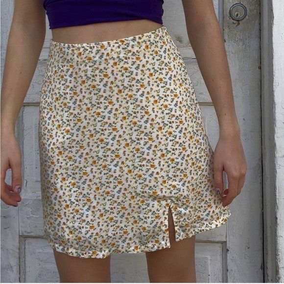 Hollister Hollister Ultra High Rise Floral Mini Skirt Size 30" / US 8 / IT 44 - 1 Thumbnail