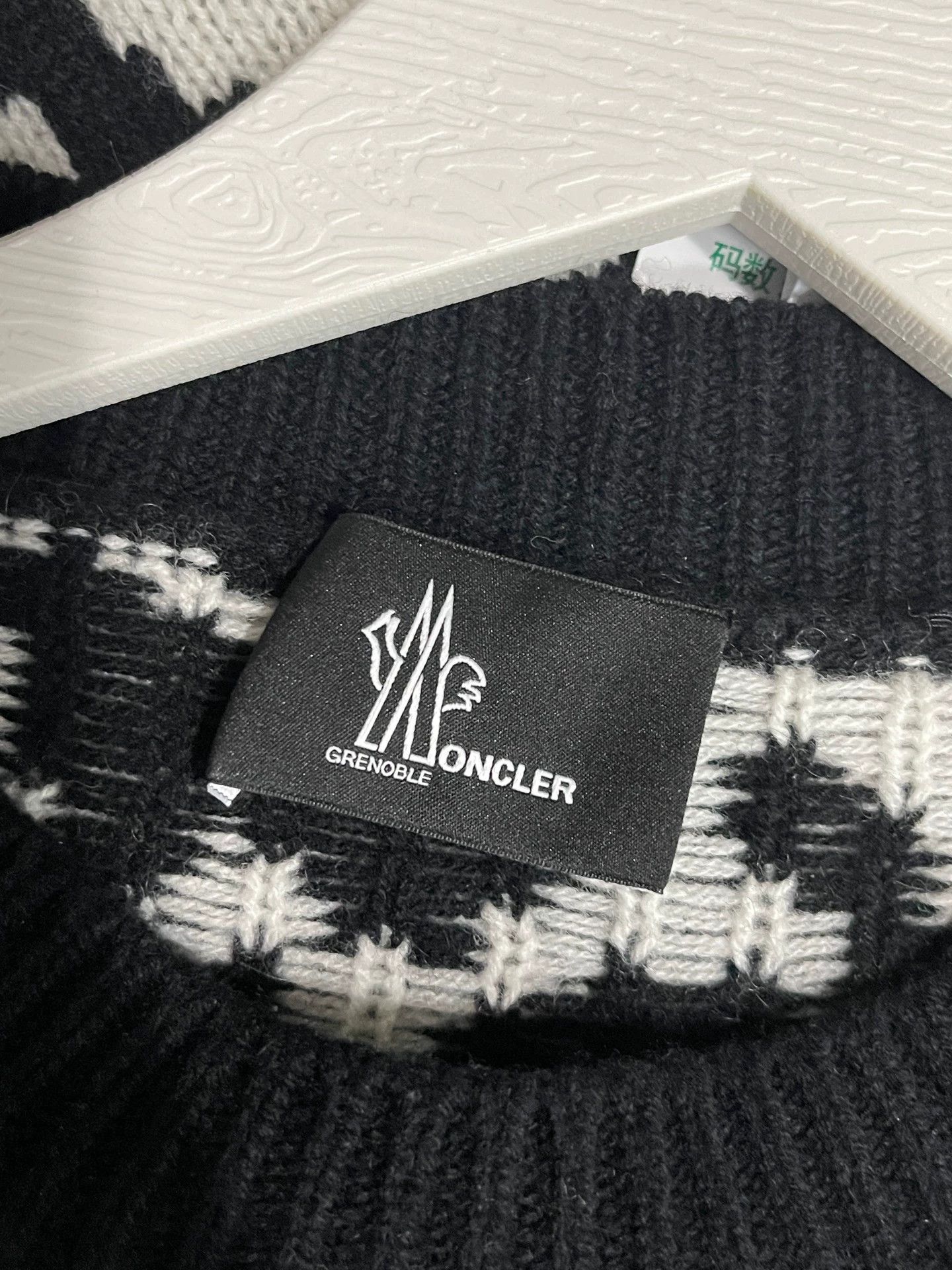 Moncler Moncler Rabbit Sweater Size 3 Size L / US 10 / IT 46 - 6 Thumbnail