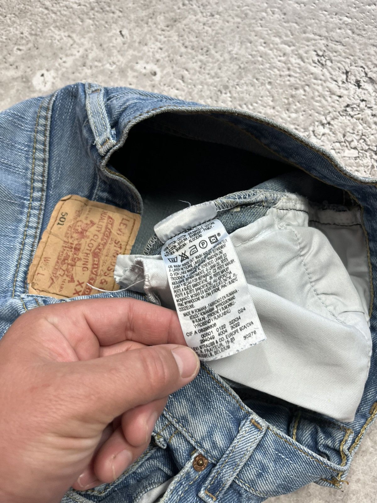 Levi's Vintage Levi’s 501 Light Wash Jeans W32 L34 Made in Romania Size US 32 / EU 48 - 13 Thumbnail