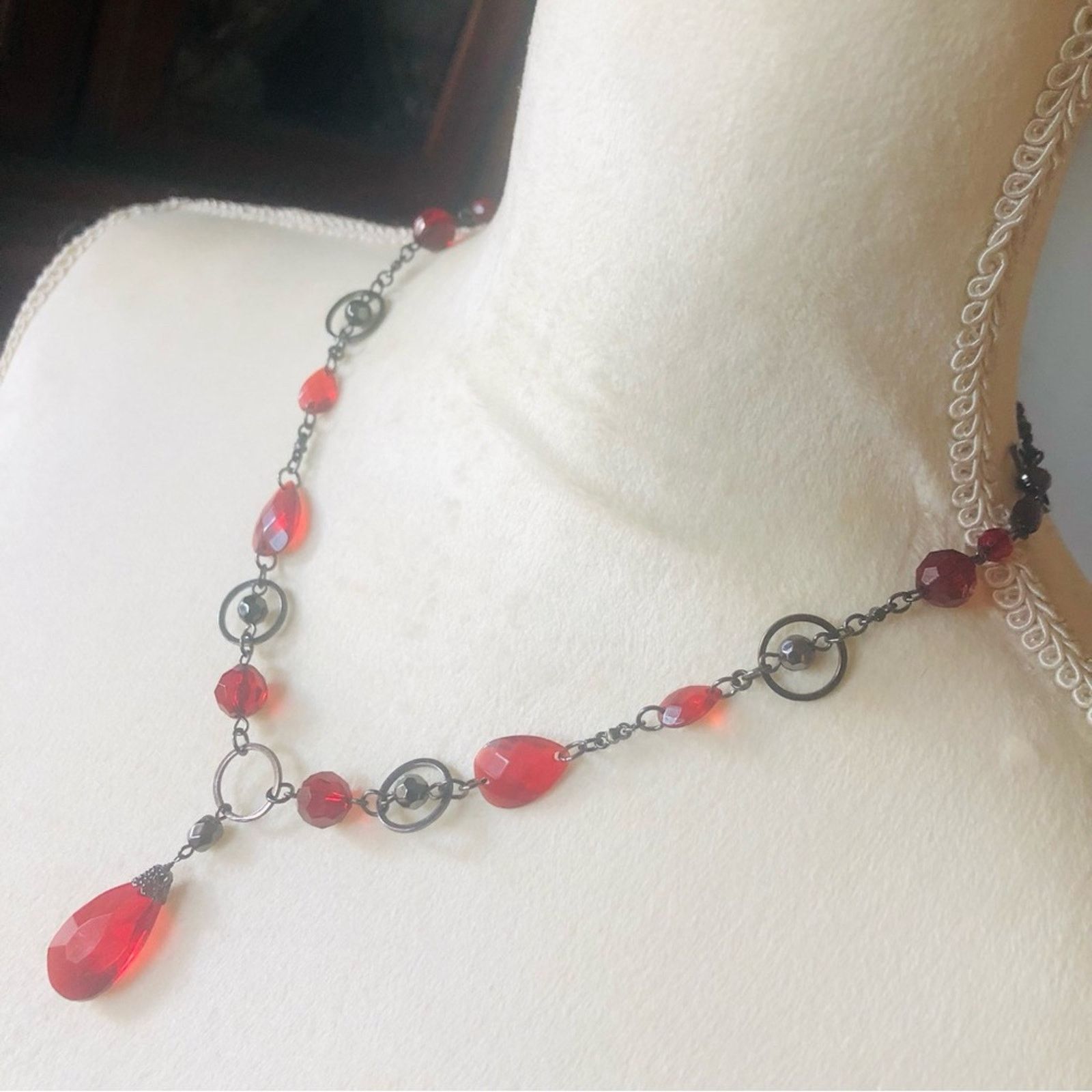 Jewelry Faceted vampire blood glass gunmetal floating bead necklace Size ONE SIZE - 4 Thumbnail