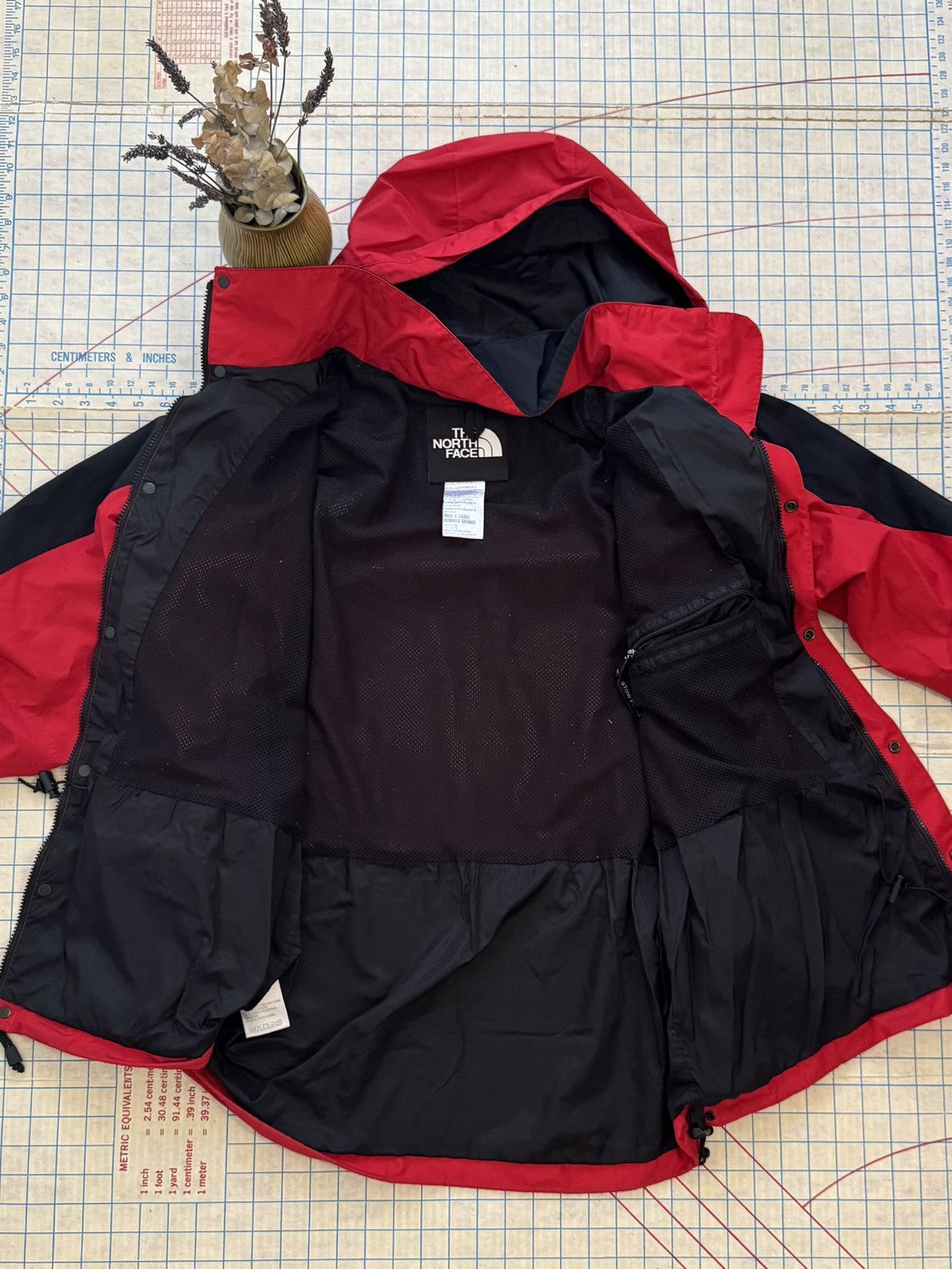 The North Face Vintage The North Face Hydroseal Jacket Black and Red Size L Size US L / EU 52-54 / 3 - 11 Thumbnail