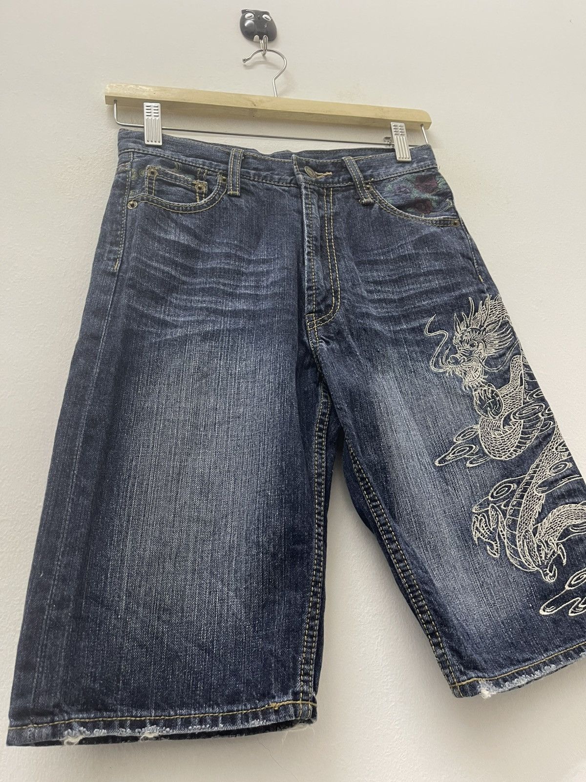 Le Grande Bleu (L.G.B.) Rare Vintage JAPANESE SUKAJAN Dragon Embroidery Jorts Size US 26 / EU 42 - 3 Thumbnail