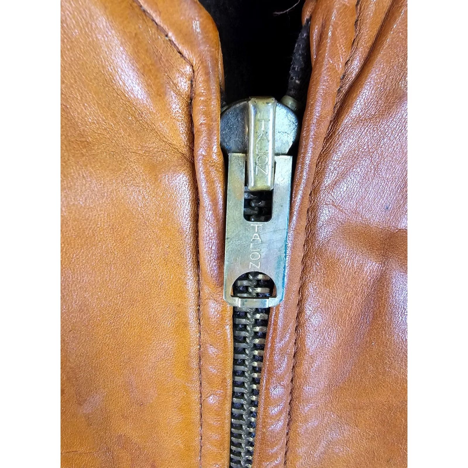 Schott VINTAGE UNBRANDED Brown MOTORCYCLE LEATHER JACKET SZ 38 Mens Jersey 60's 20 INCH Chest 24 INCH Shoulder to Cuff 25 INCH Top to Bottom Size US XXS / EU 40 - 7 Thumbnail