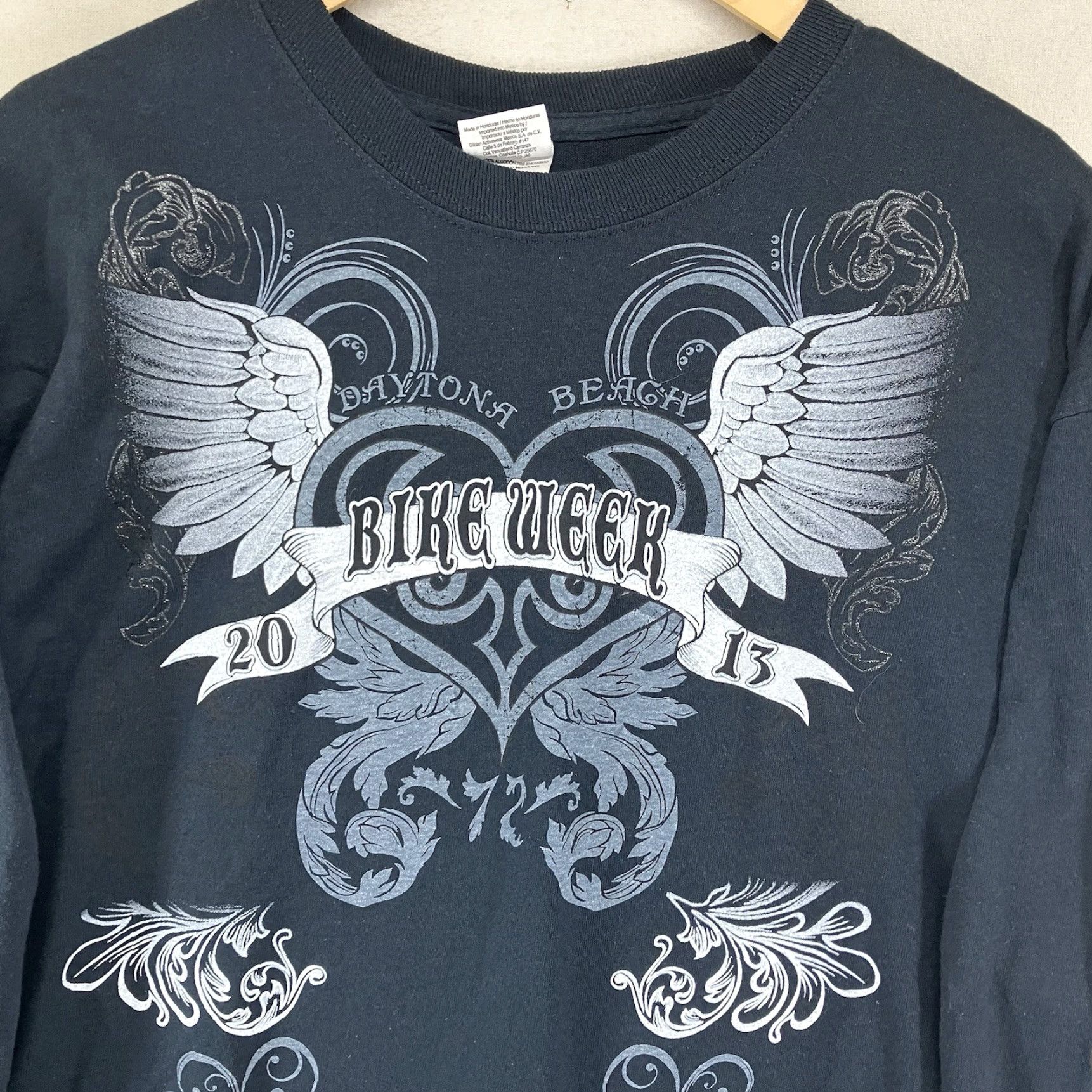 Gildan VINTAGE Women's Biker Shirt Long Sleeve Graphic Double-Sided Heart Wings Oversized L Black 100% Cotton Glitter USA Motorcycle T-Shirt Men/Women? Size L / US 10 / IT 46 - 3 Thumbnail