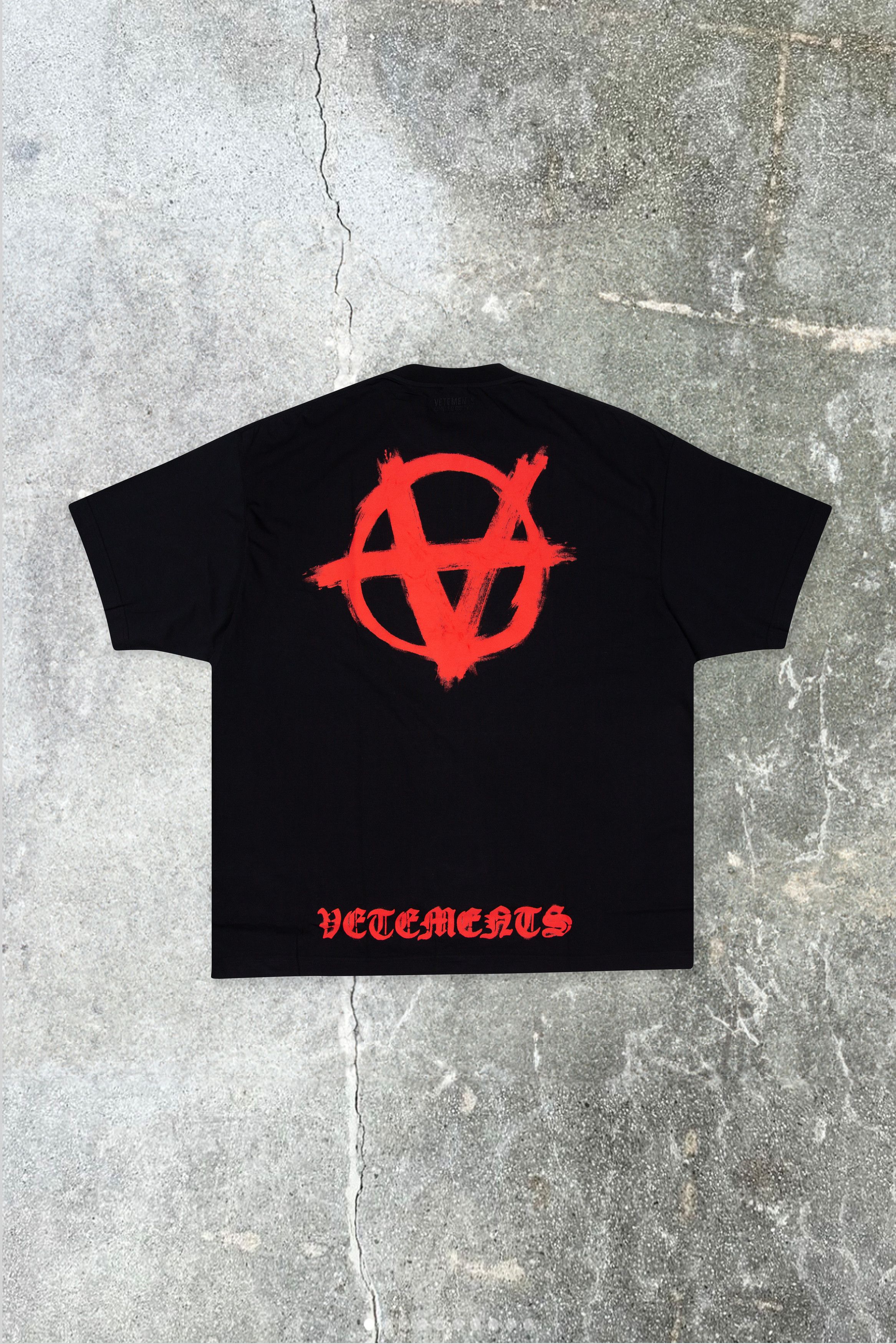 人気★関税込【VETEMENTS】 DOUBLE ANARCHY Tシャツ Black Black Double Anarchy Oversized T-shirt by VETEMENTS on Sale