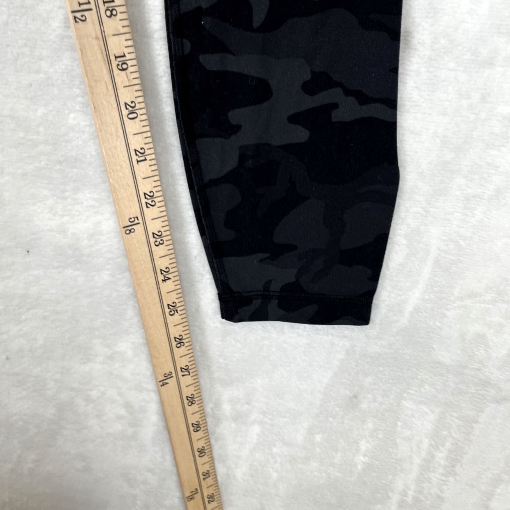 Lululemon Lululemon Women's Size 4 Black Camo High Rise Cropped Leggings Athletic Pants Yoga Run Gym Training Size 27" / US 4 / IT 40 - 6 Thumbnail