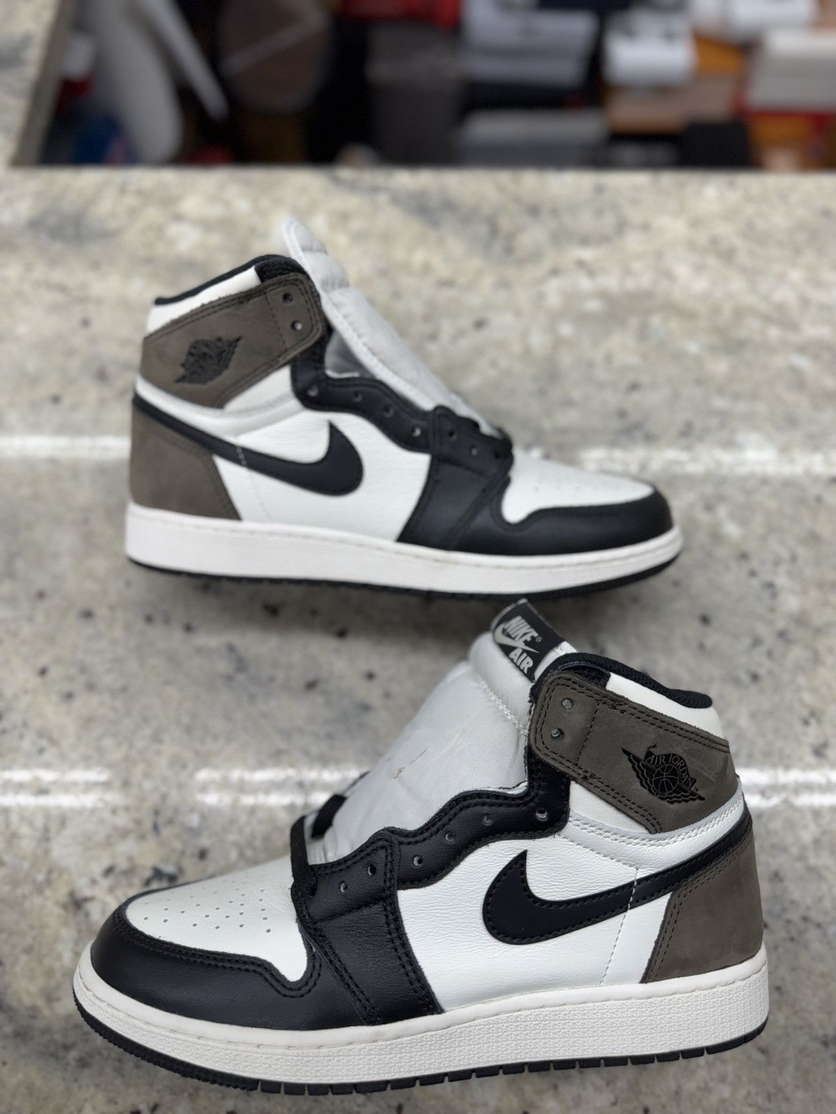 Jordan Brand Air Jordan Mocha 1s Size US 7 / EU 40 - 1 Thumbnail