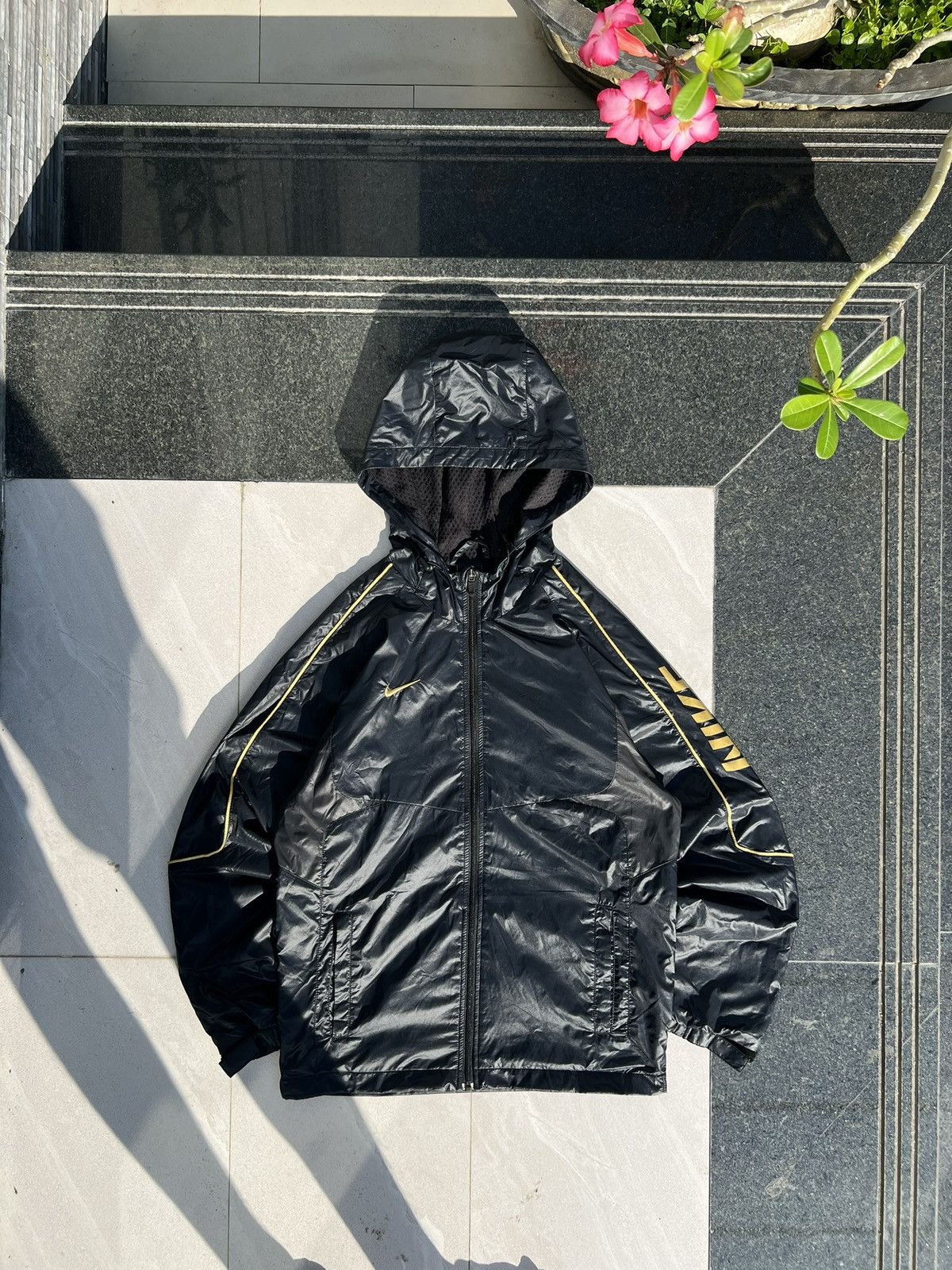 Nike × Vintage 00s Nike Swoosh Vintage Y2K Oversized Hooded Retro Jacket Size US S / EU 44-46 / 1 - 1 Thumbnail