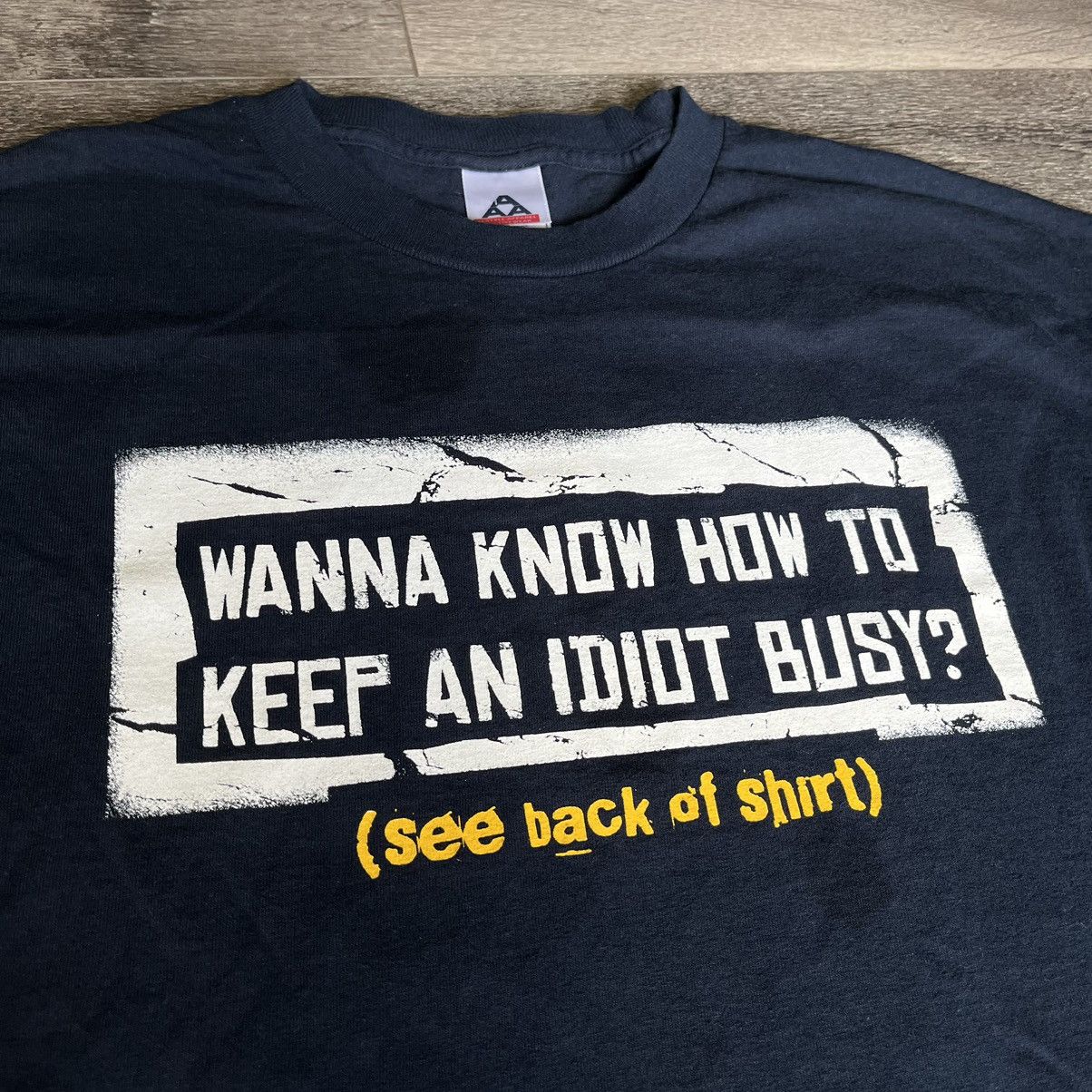 Vintage Vintage 2000s Wanna Know How To Keep An Idiot Busy Humor Tee Size US L / EU 52-54 / 3 - 1 Thumbnail