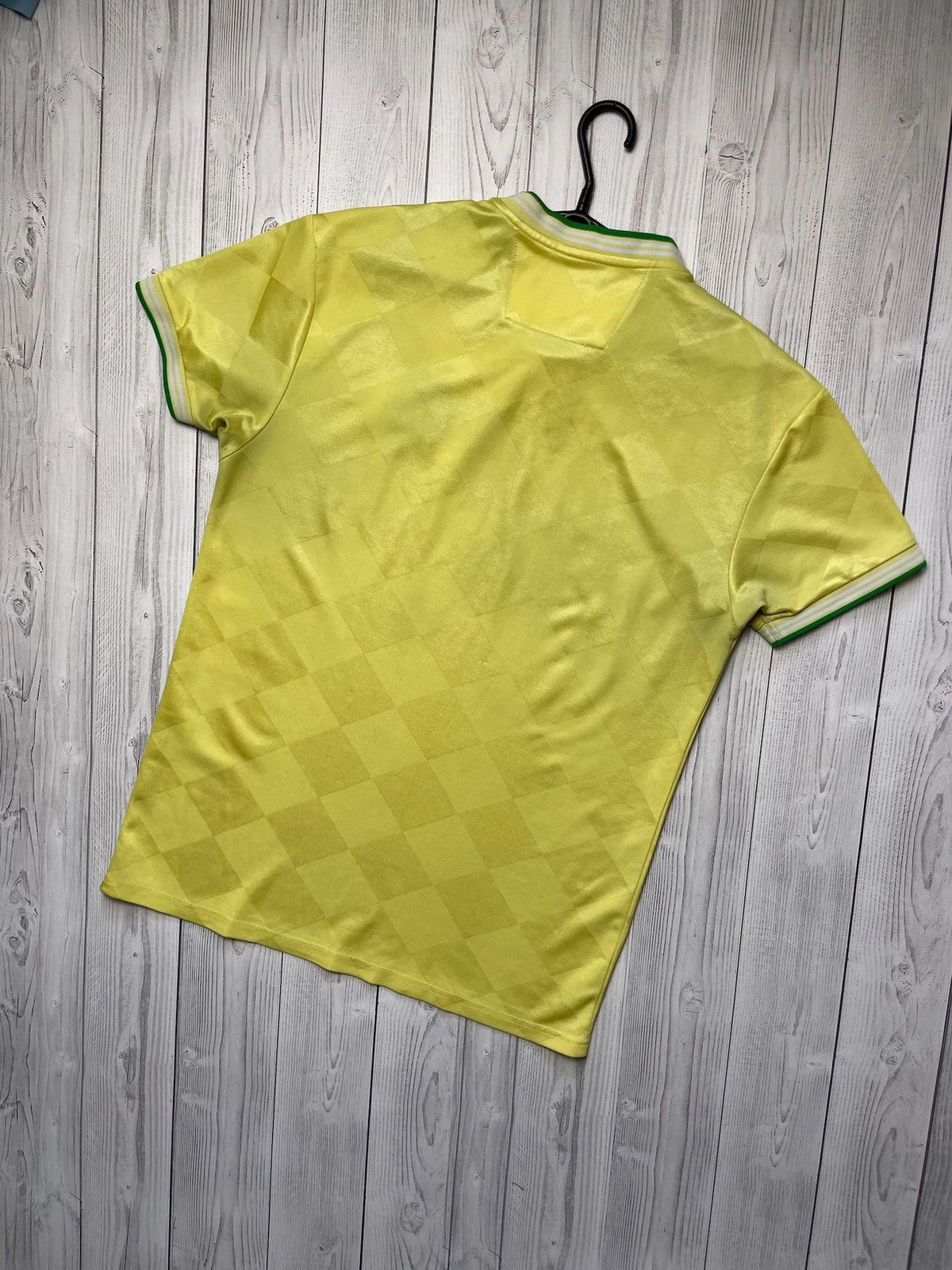 Vintage Vintage retro soccer tee Celtic size L yellow rare Size US L / EU 52-54 / 3 - 10 Thumbnail