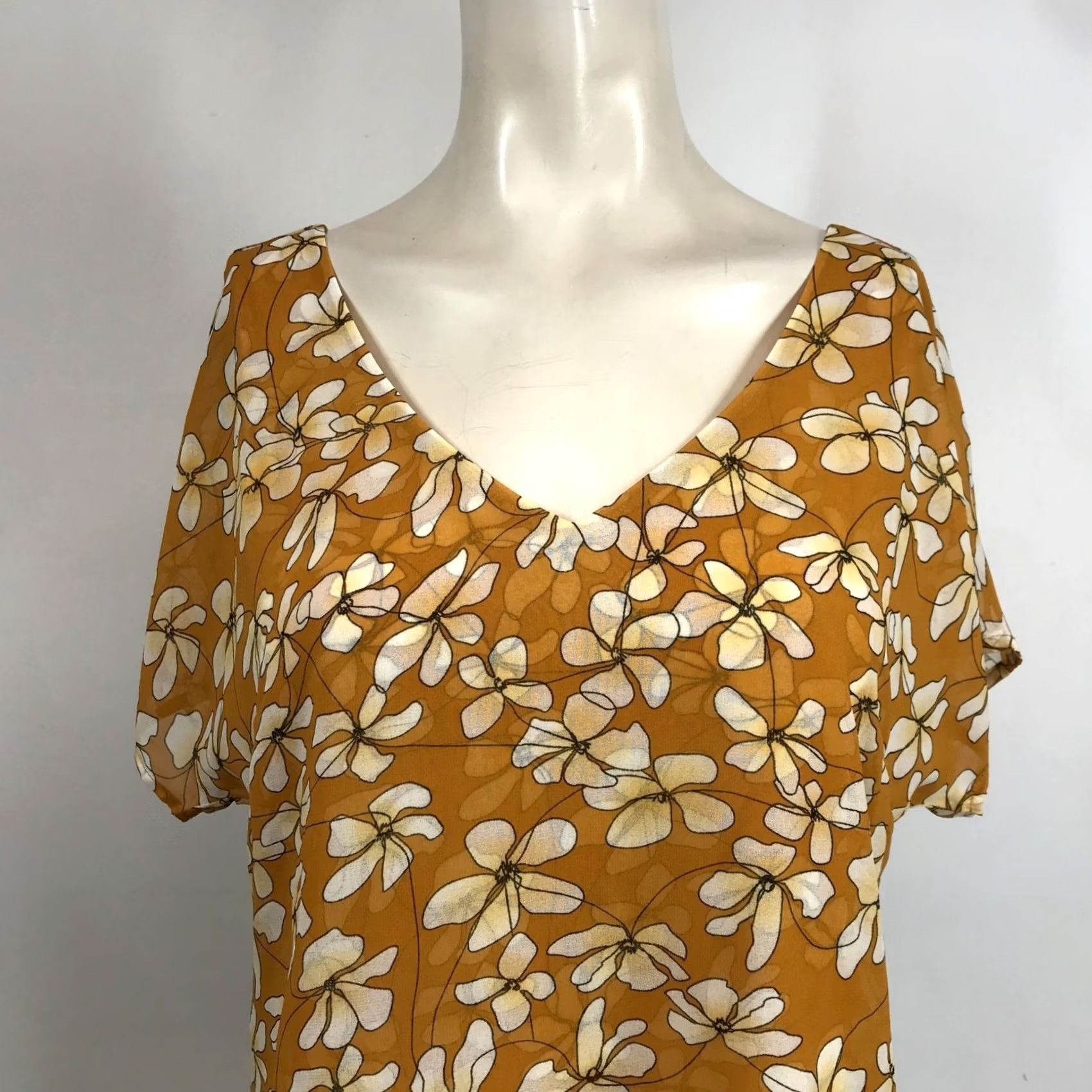 Vintage CABI Womens XS Mustard Floral Short Sleeve V Neck Top Shirt Size XS / US 0-2 / IT 36-38 - 2 Thumbnail