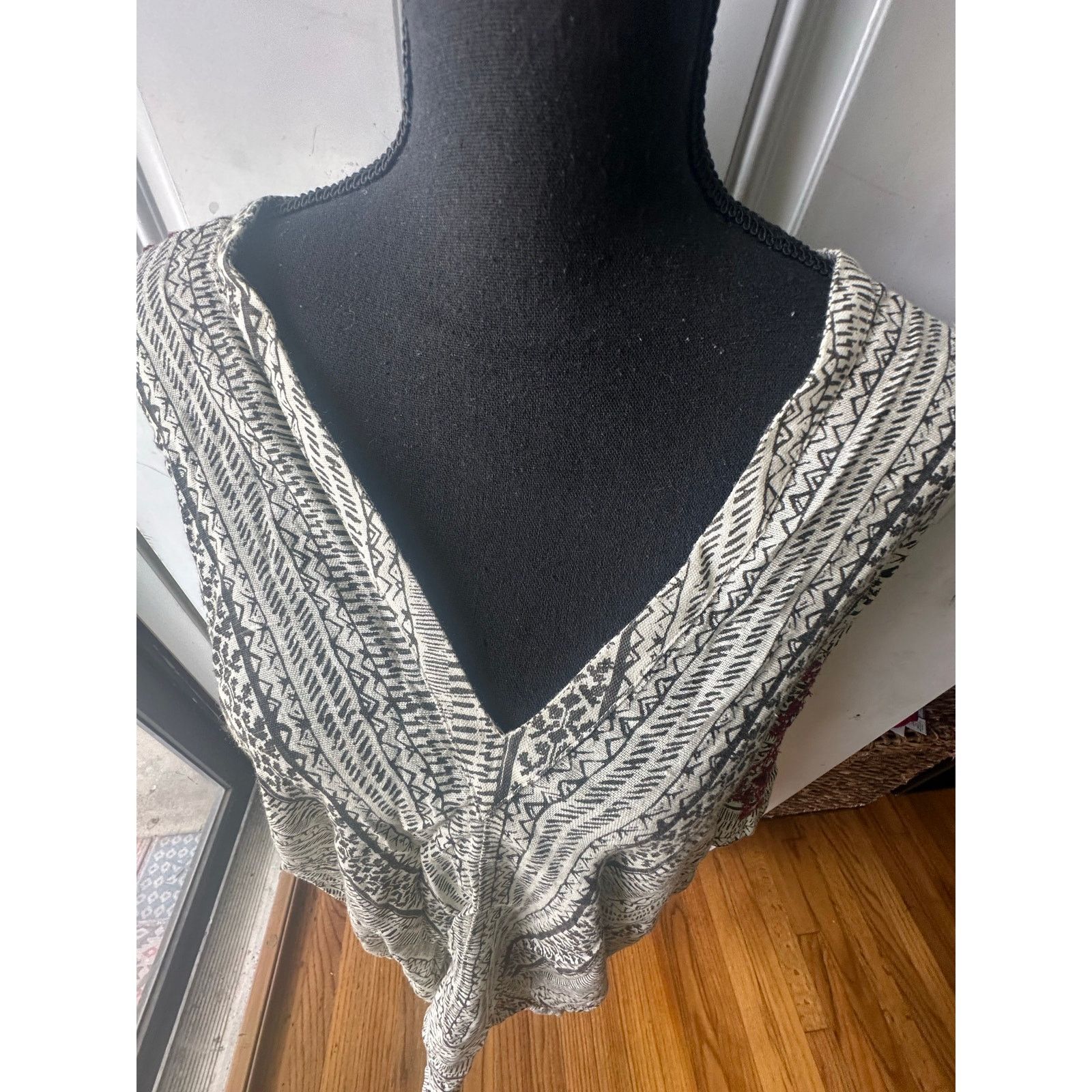 Free People Free People Flowy Dress/Poncho Black Pattern Red Embroidery Size M / US 6-8 / IT 42-44 - 2 Thumbnail