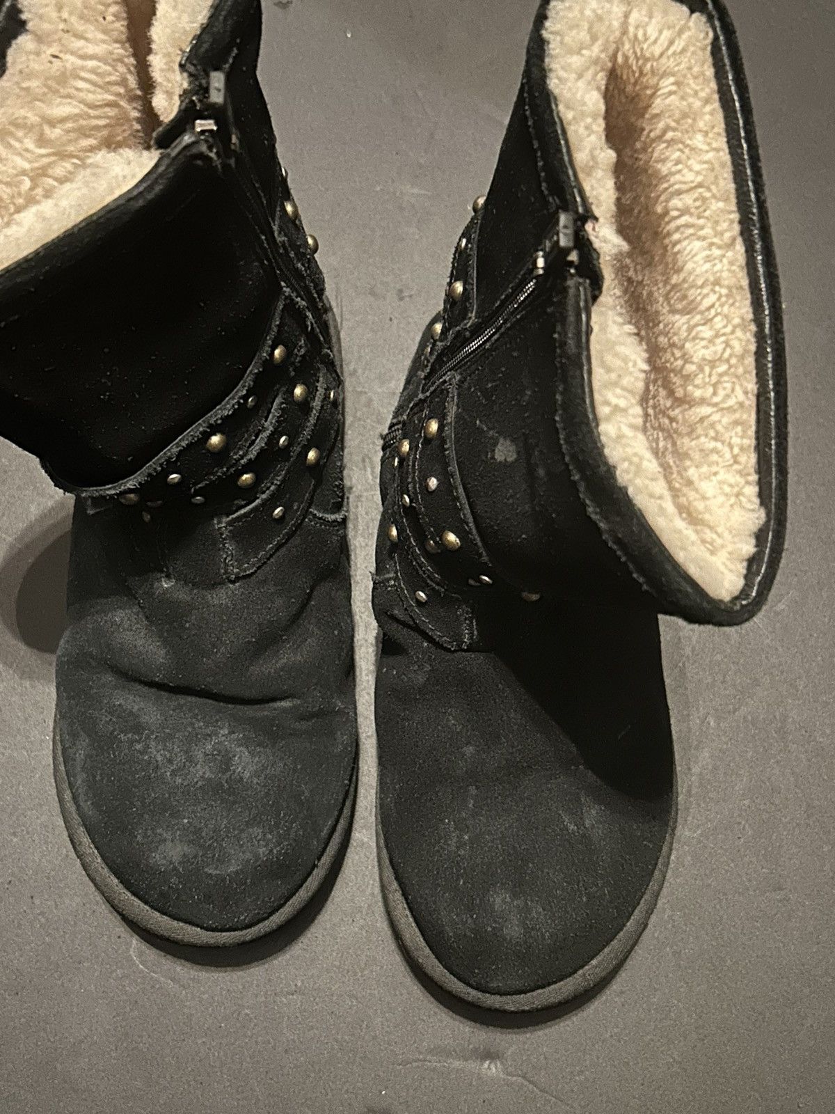 Ugg Ugg suede bootie with gold accents Size US 6 / IT 36 - 4 Thumbnail