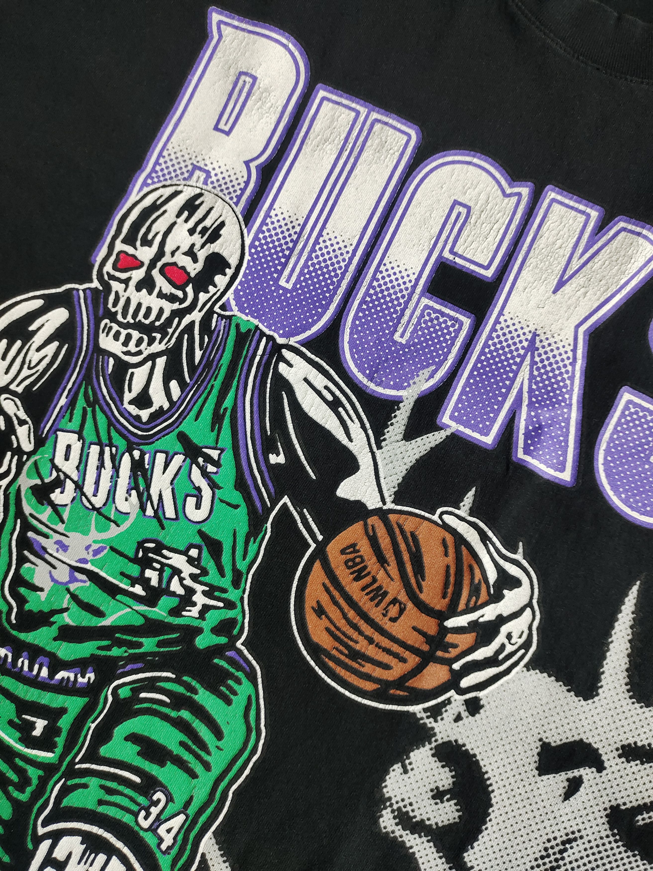 Vintage Vintage Milwaukee Bucks Skeleton 2000s t-shirt Size US L / EU 52-54 / 3 - 5 Thumbnail