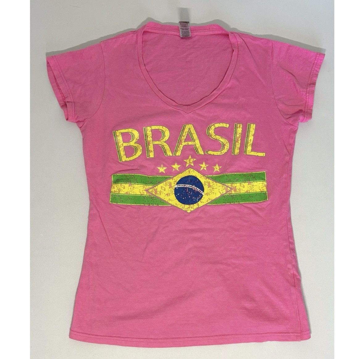 Gildan Pink ‘Brazil’ Flag V-Neck T-Shirt Top Blouse Tee Size S 🇧🇷✨ Size S / US 4 / IT 40 - 2 Thumbnail