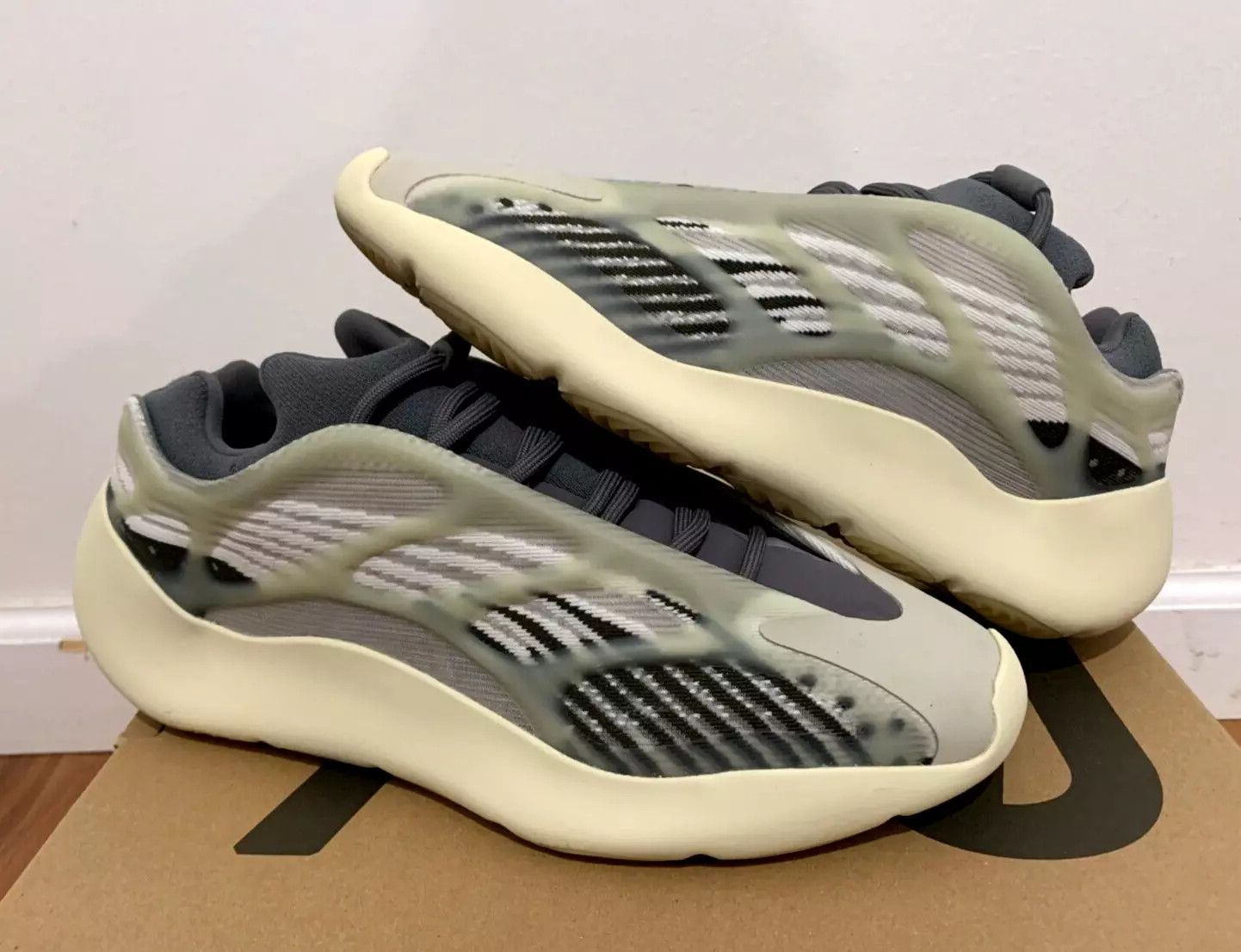 adidas yeezy 700v3 