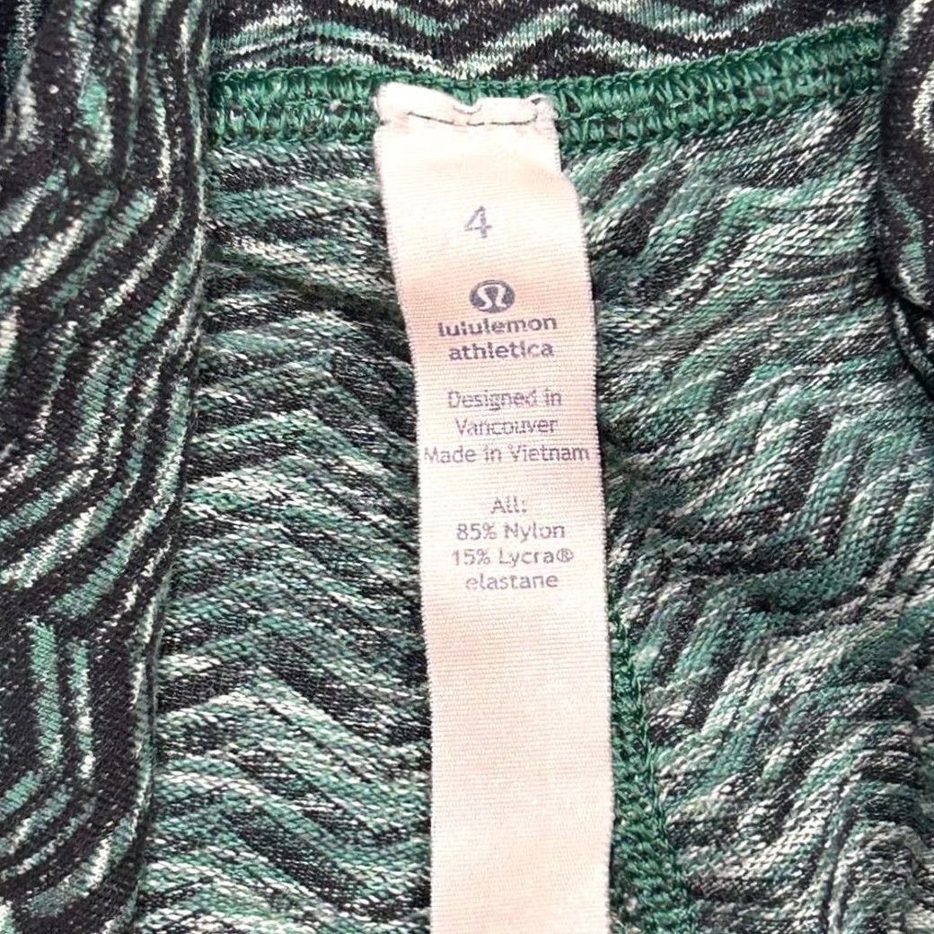 Lululemon Lululemon Athletica Chevron Capri Leggings Womens 4 Gray Regular Pocket Zigzag Pattern Capris Yoga Gym Athleisure Size 27" / US 4 / IT 40 - 5 Thumbnail