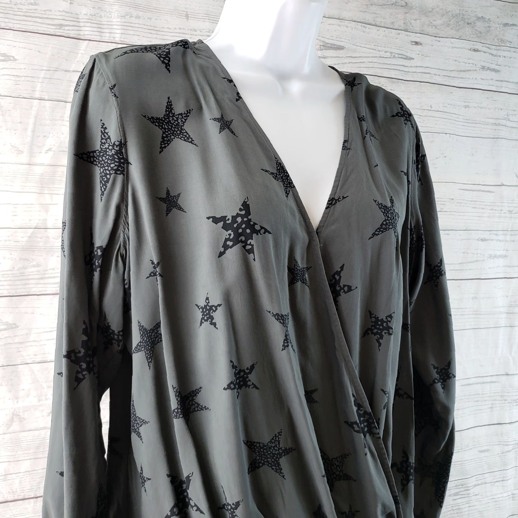 Rails Rails Womens Hillary Blouse Sz M Charcoal Gray Faux Wrap Stars Long Sleeve V-Neck Shirt Girls? Size M / US 6-8 / IT 42-44 - 2 Thumbnail