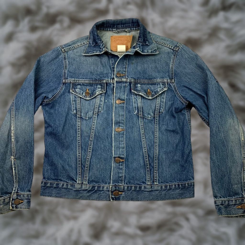 VINTAGE Levi's Jacket Denim Trucker XX Men’s Medium Wash Blue Made in USA Medium